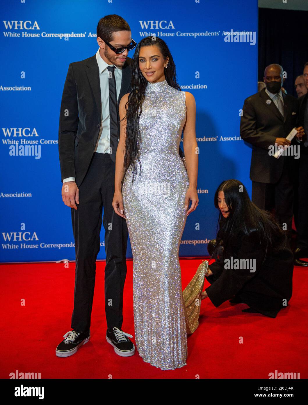 Pete Davidson, a la izquierda, y Kim Kardashian llegan para la cena anual  de la Asociación de Corresponsales de la Casa Blanca 2022 en el Hotel  Washington Hilton el sábado, 30 de