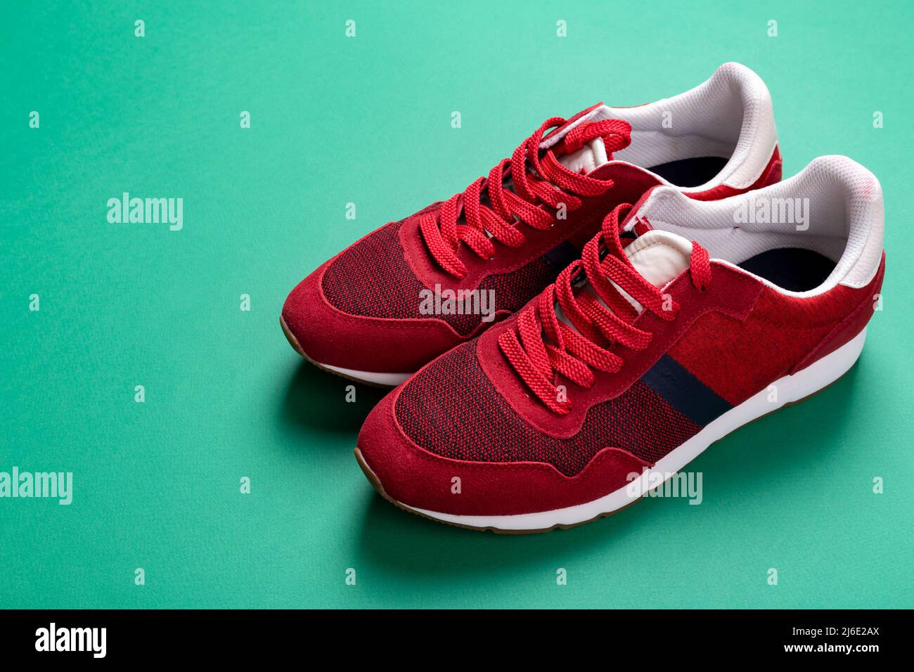 Par de zapatillas de deporte para hombre fotografías e imágenes de alta  resolución - Alamy