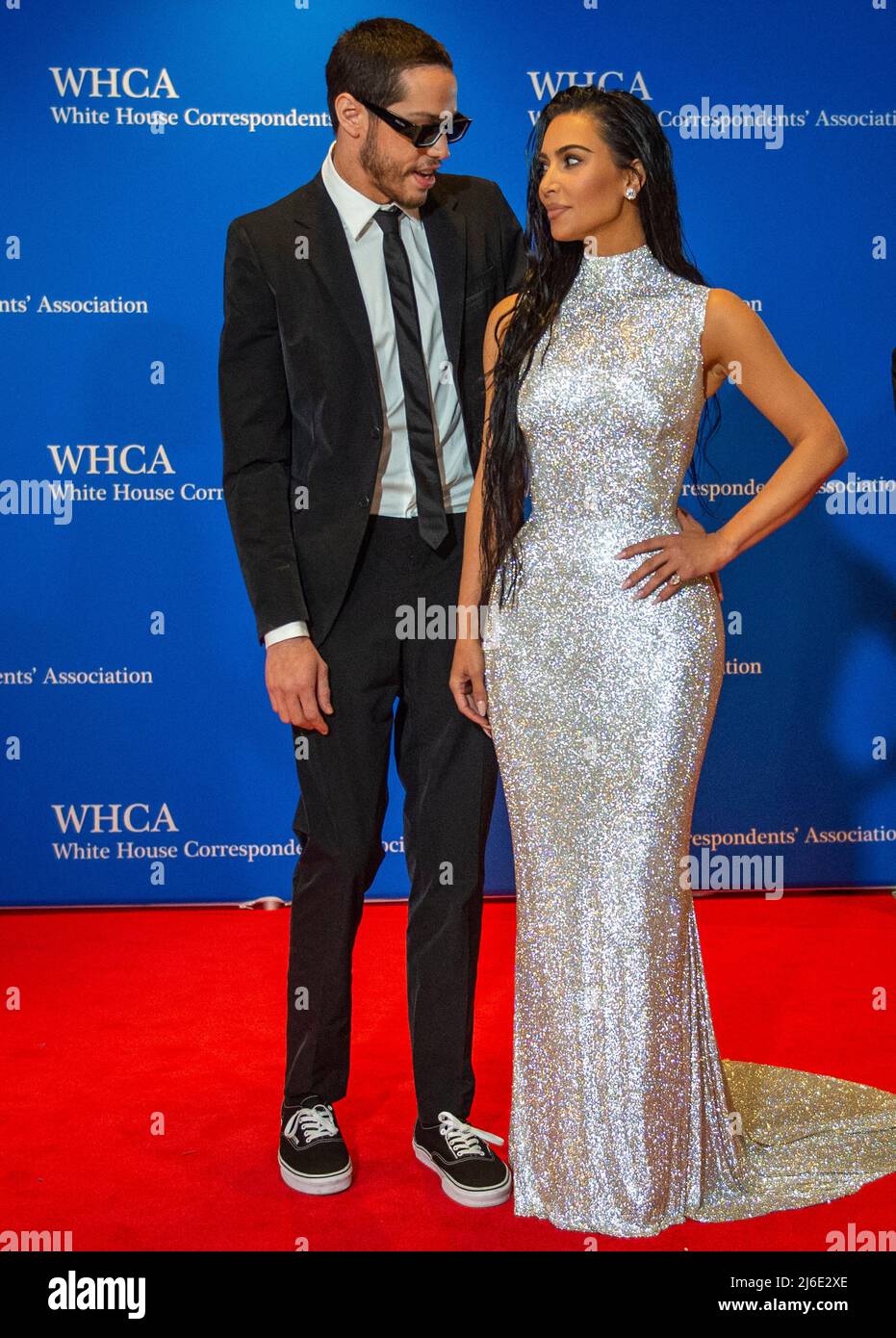 Pete Davidson, a la izquierda, y Kim Kardashian llegan para la cena anual  de la Asociación de Corresponsales de la Casa Blanca 2022 en el Hotel  Washington Hilton el sábado, 30 de