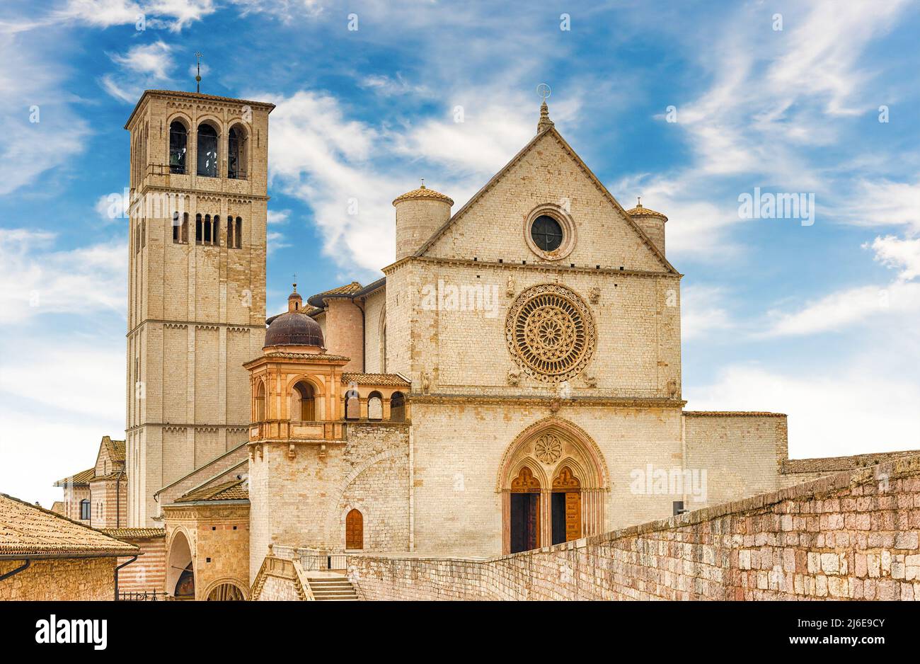 Fachada de la Basílica Papal de San Francisco de Asís, uno de los más importantes lugares de peregrinaje cristiano en Italia. Sitio de Patrimonio Mundial de la UNESCO Foto de stock