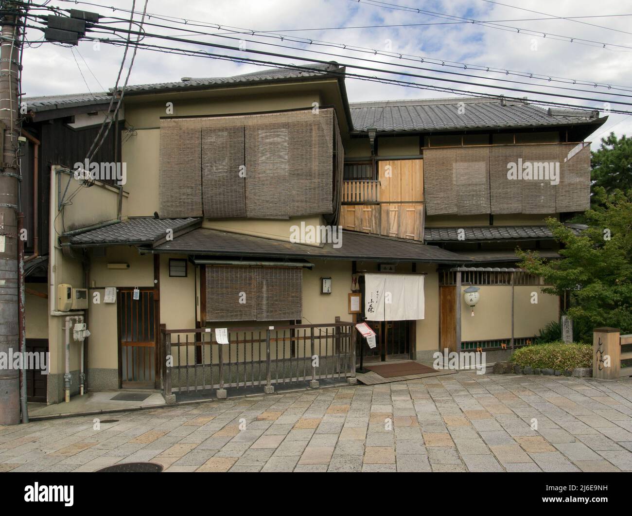 Shirakawa. Antigua y famosa calle en el distrito norte de Gion en Kioto Foto de stock