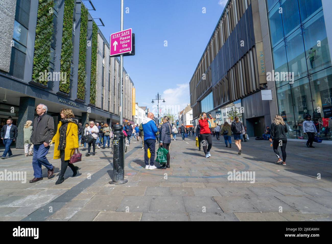 Compradores en la calle High Street - Northumberland Street, Newcastle upon Tyne, Reino Unido, como el costo de la crisis de vida continúa. Foto de stock