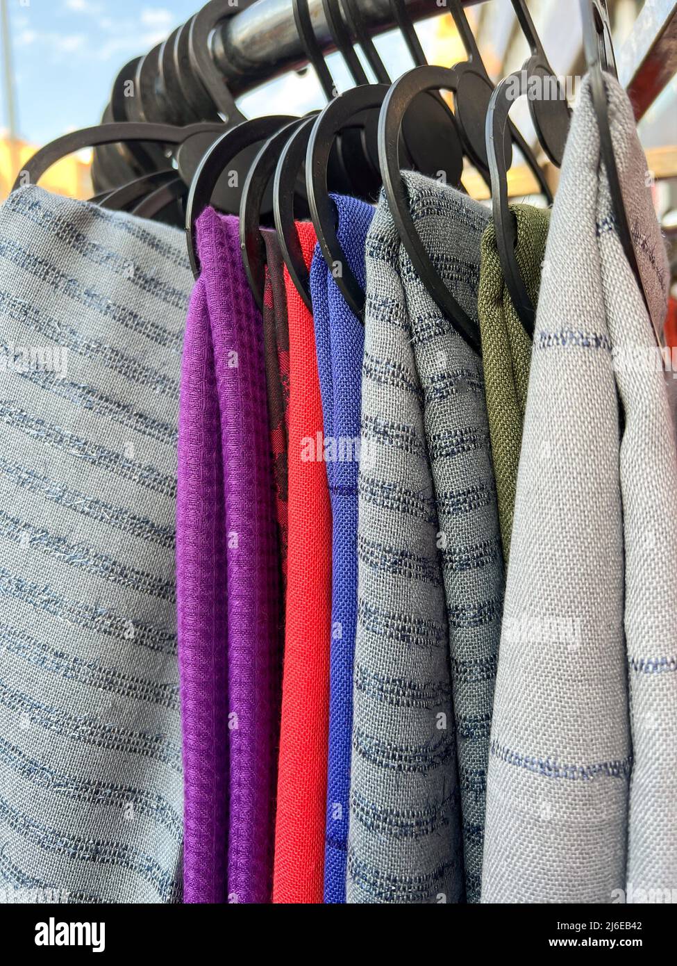 bufanda, coloristas bufandas modernas y modernas colgadas en un armario de  ropa. foto de concepto de moda con enfoque selectivo Fotografía de stock -  Alamy