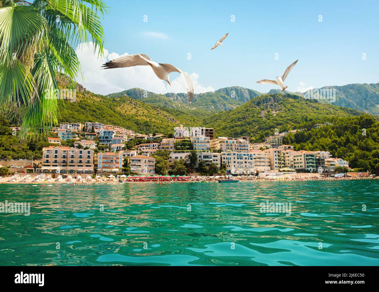 Vista sobre Sveti Stefan y su playa en verano llena de turistas Foto de stock