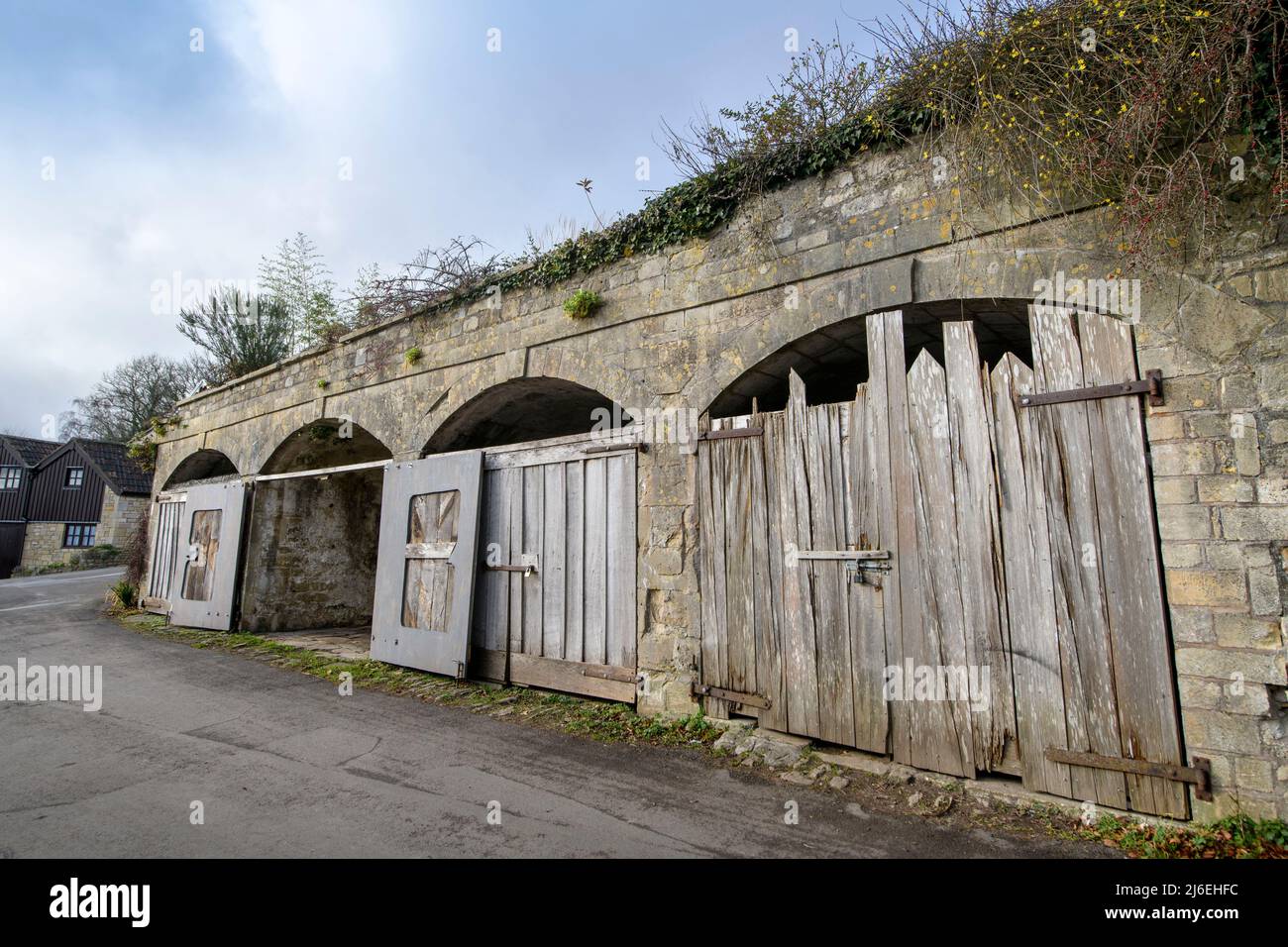 Los arcos de la antigua fábrica de cerveza en South Stoke, Somerset, Reino Unido Foto de stock