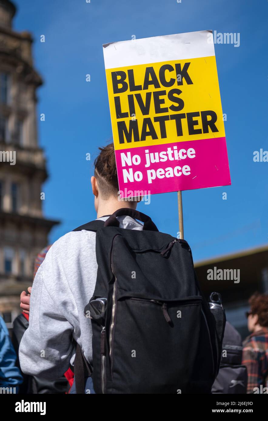 Detalle de un mantel Black Lives Matter durante una protesta pacífica Foto de stock