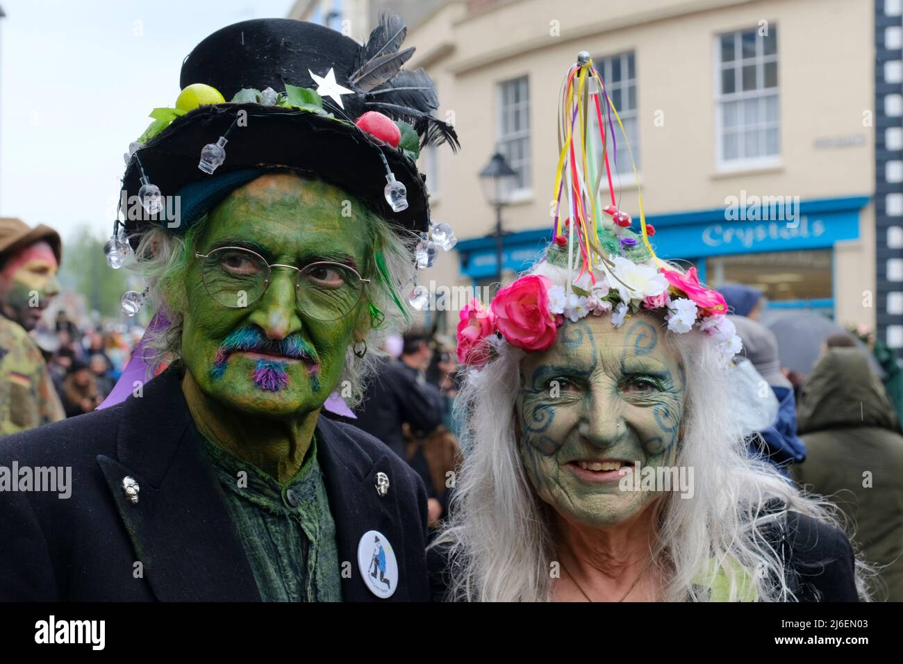 Glastonbury, Somerset, Reino Unido. 1st de mayo de 2022. Las celebraciones de Beltane tienen lugar cada año entre el equinoccio de primavera y verano el 1st de mayo. La gente se reúne, se viste de verde, disfruta de un desfile, música y baile. El festival tiene sus raíces en las celebraciones estacionales de principios de gaélico, encaja bien con la comunidad de la nueva era que esta pequeña ciudad de Somerset atrae. Se reúnen alrededor de la cruz del mercado en la ciudad, el mayo-polo se presenta al Rey y la Reina de mayo que junto con los hombres Verdes llevan el mayo-polo al Cáliz bien. Crédito: Noticias JMF/Alamy Live News Foto de stock