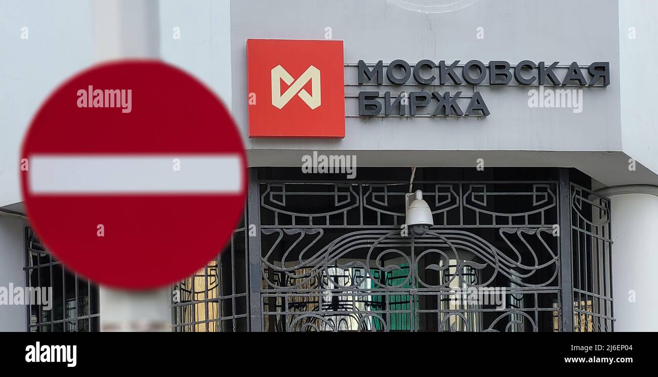Sanciones a Rusia. Señal de 'no entrada' en frente del edificio MOEX Foto de stock
