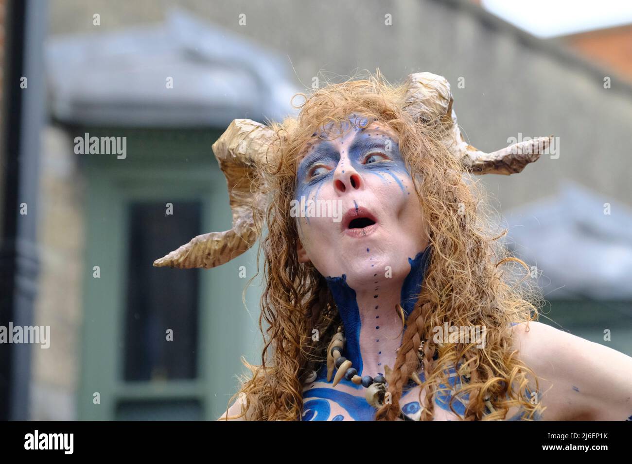 Glastonbury, Somerset, Reino Unido. 1st de mayo de 2022. Las celebraciones de Beltane tienen lugar cada año entre el equinoccio de primavera y verano el 1st de mayo. La gente se reúne, se viste de verde, disfruta de un desfile, música y baile. El festival tiene sus raíces en las celebraciones estacionales de principios de gaélico, encaja bien con la comunidad de la nueva era que esta pequeña ciudad de Somerset atrae. Se reúnen alrededor de la cruz del mercado en la ciudad, el mayo-polo se presenta al Rey y la Reina de mayo que junto con los hombres Verdes llevan el mayo-polo al Cáliz bien. Crédito: Noticias JMF/Alamy Live News Foto de stock