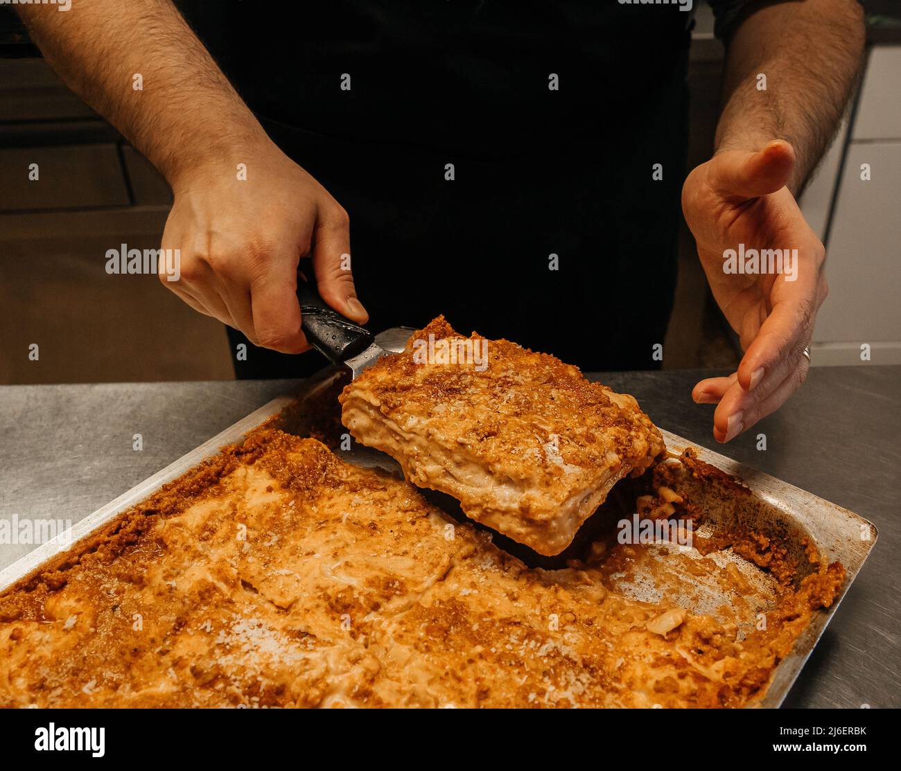 Chef con una lasaña caliente recién horneada, justo al horno, concepto de  cocina de restaurante Fotografía de stock - Alamy