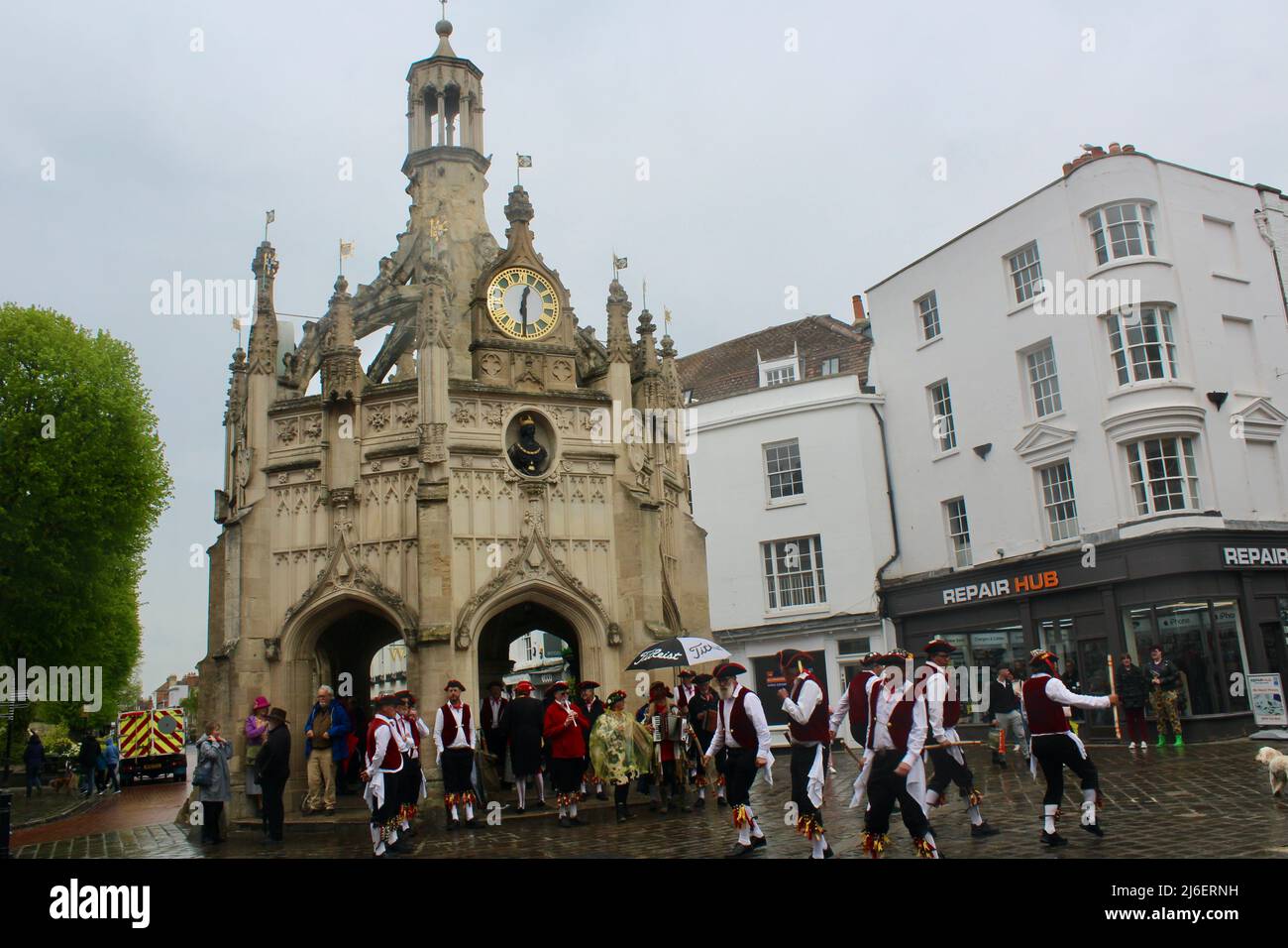 The Victory Morris Dancers en Chichester Cross para el baile del día de mayo - 2022 Foto de stock