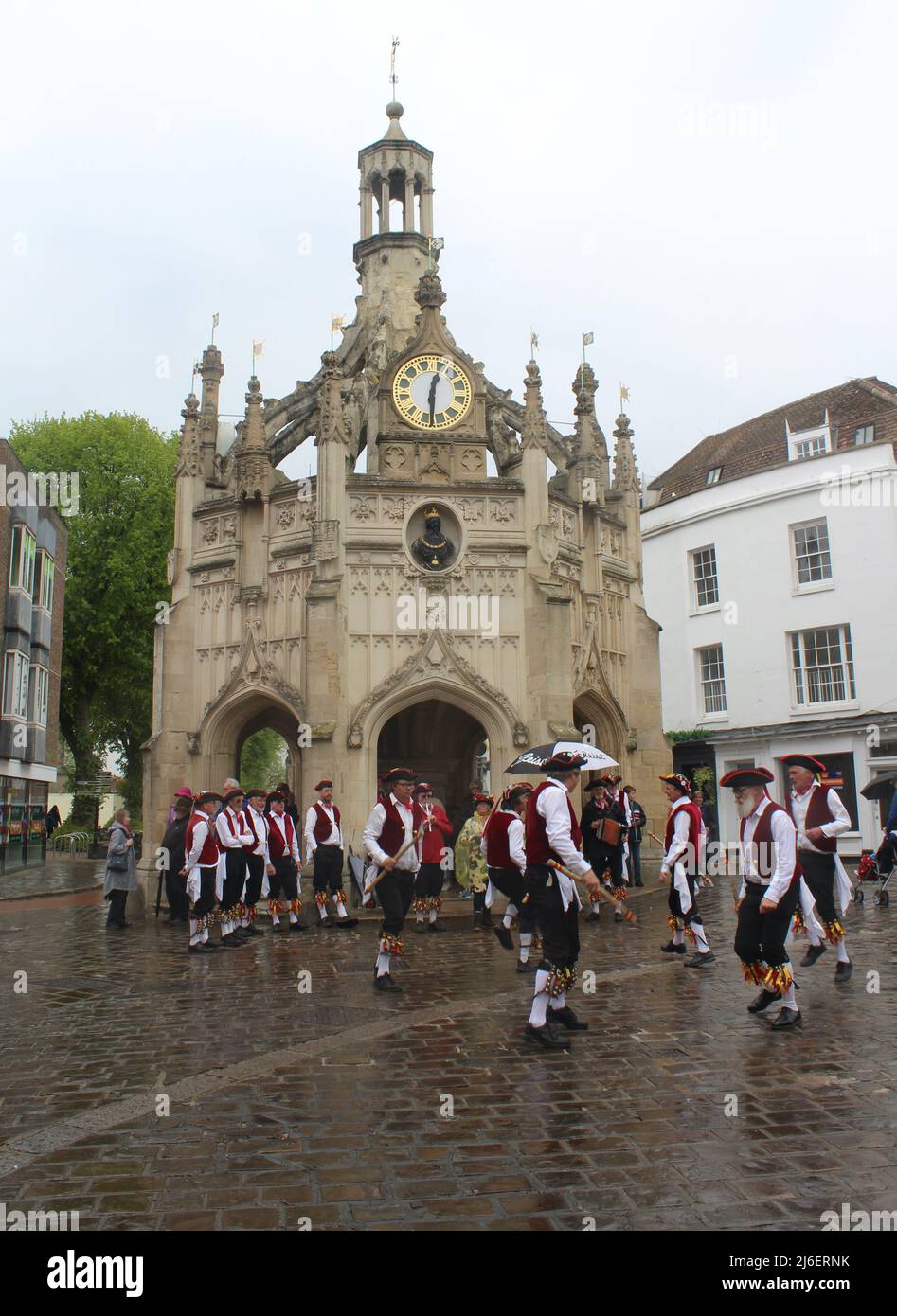 The Victory Morris Dancers en Chichester Cross para el baile del día de mayo - 2022 Foto de stock