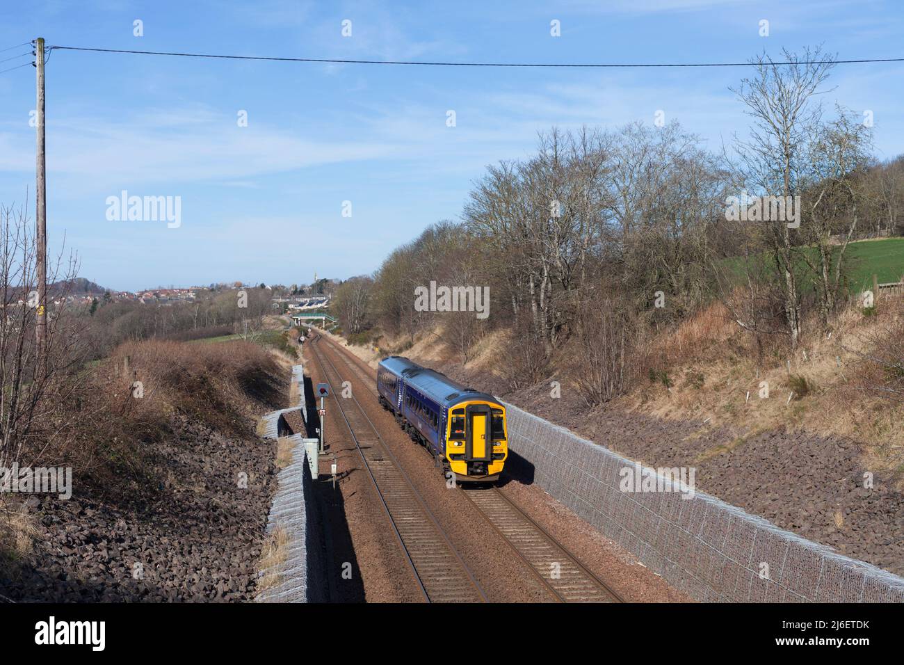 ScotRail clase 158 tren 158728 pasando Gorebridge en la frontera de ferrocarril Foto de stock