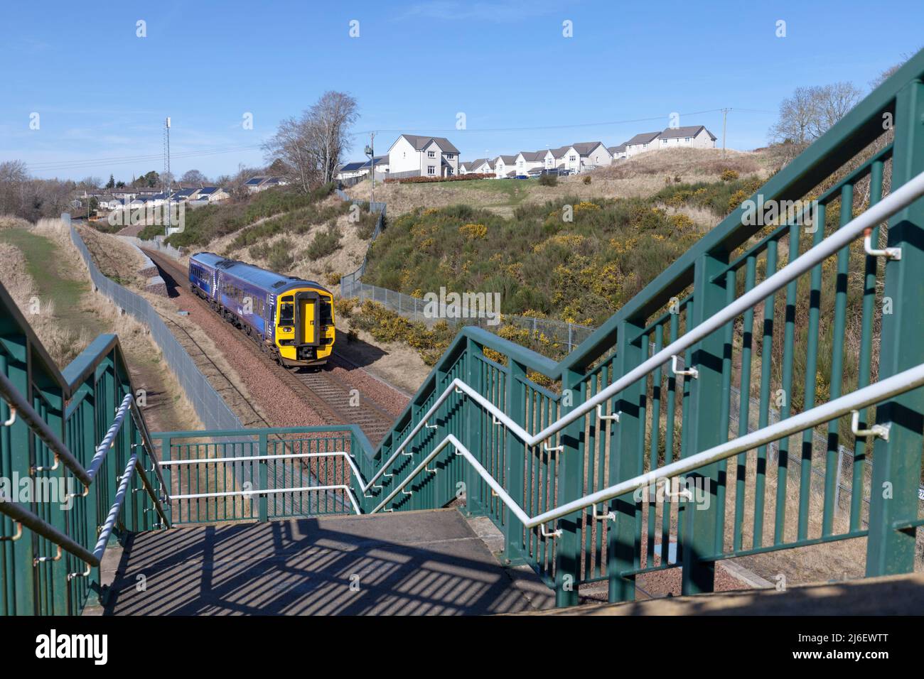 ScotRail clase 158 tren 158728 pasando el puente peatonal en Gorebridge en la frontera del ferrocarril Foto de stock