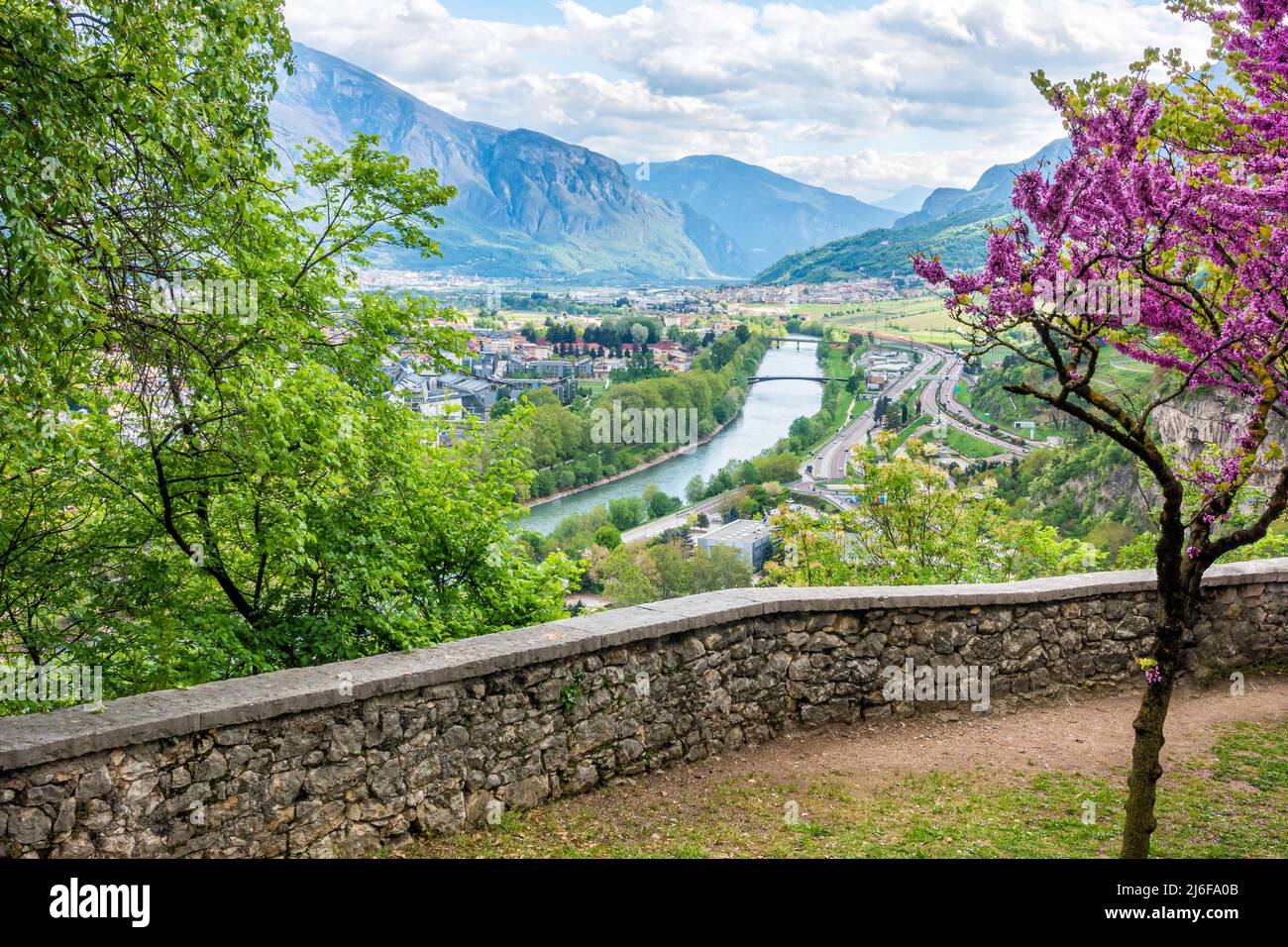 Hermosa vista panorámica de Trento durante la primavera. Trentino Alto Adige, norte de Italia. Foto de stock