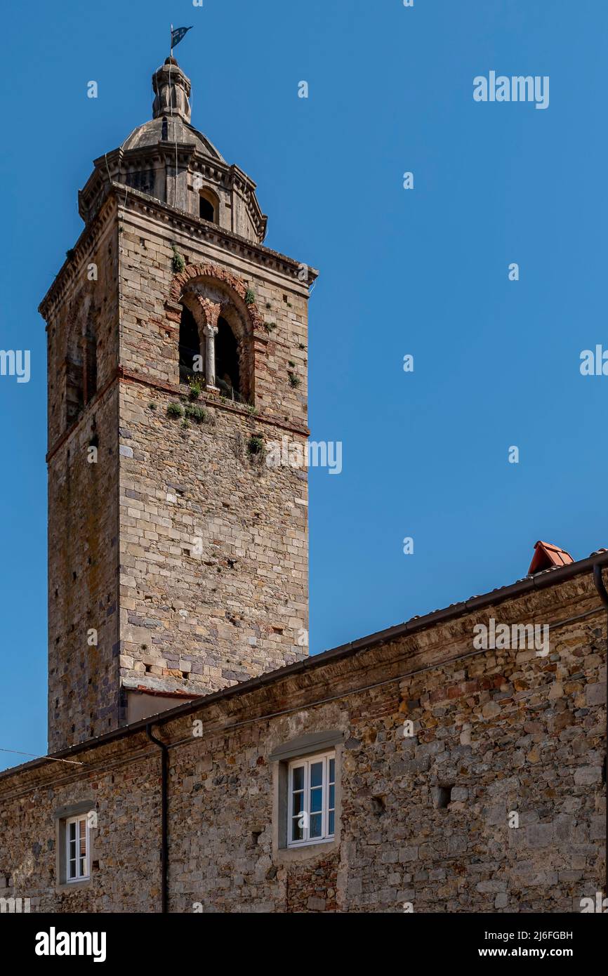 El campanario de la antigua Pieve di San Giovanni Battista en el centro histórico de Buti, Pisa, Italia Foto de stock