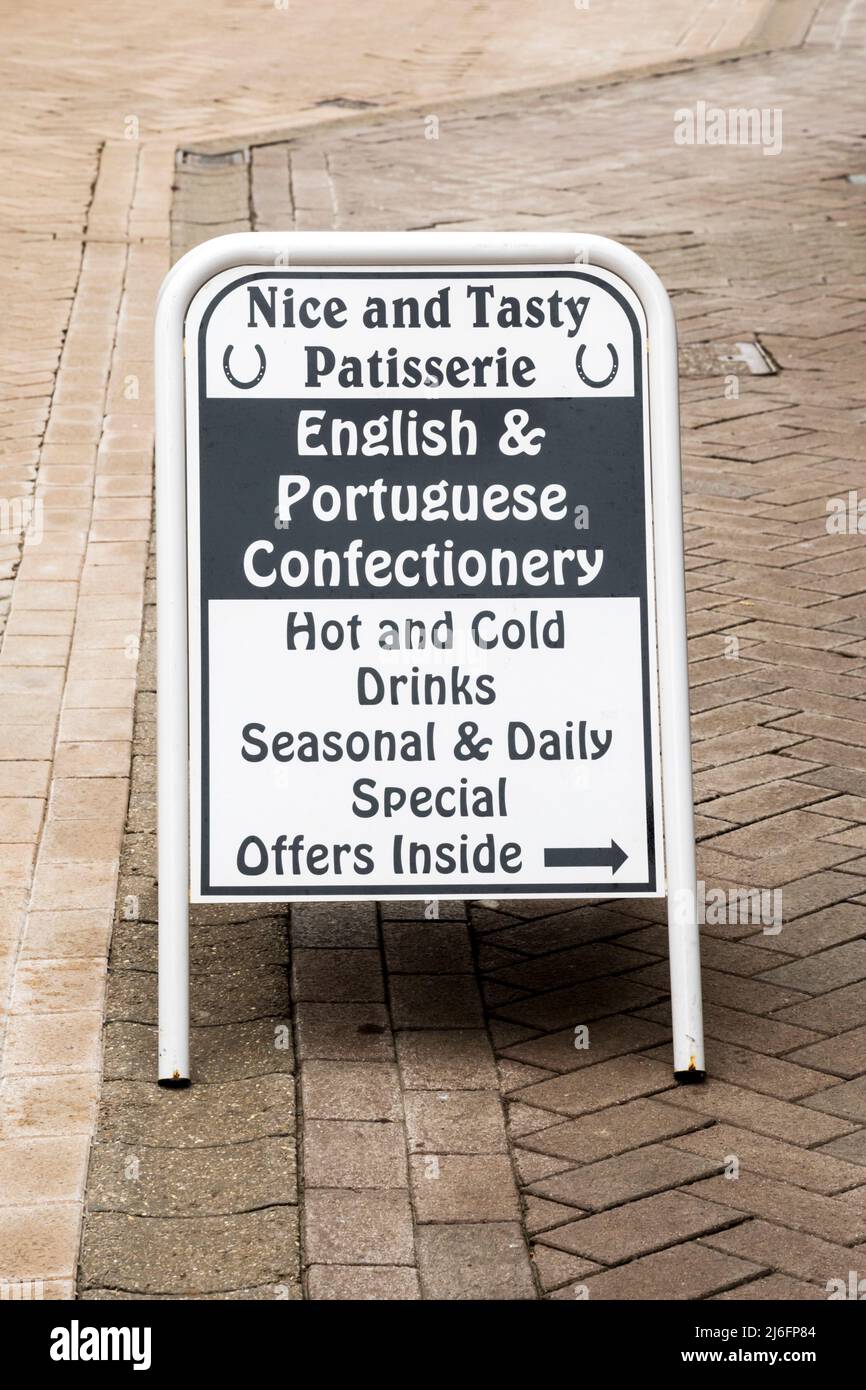 Un cartel para la confitería inglesa y portuguesa fuera de la pastelería bonita y sabrosa en King's Lynn, Norfolk. Foto de stock