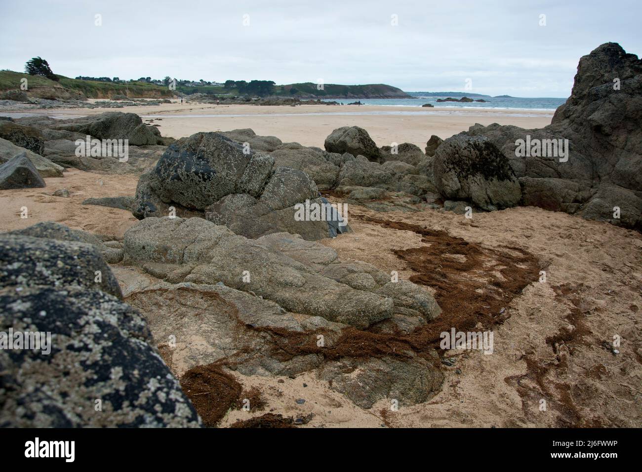 Der weite Strand von Pleherel am Cap Frehel in der Bretagne Foto de stock
