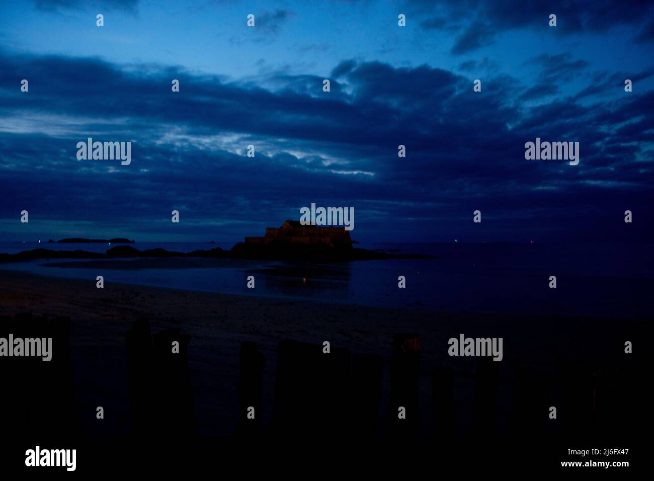 Die Nacht fällt über den Stadtstrand von St. Malo Foto de stock