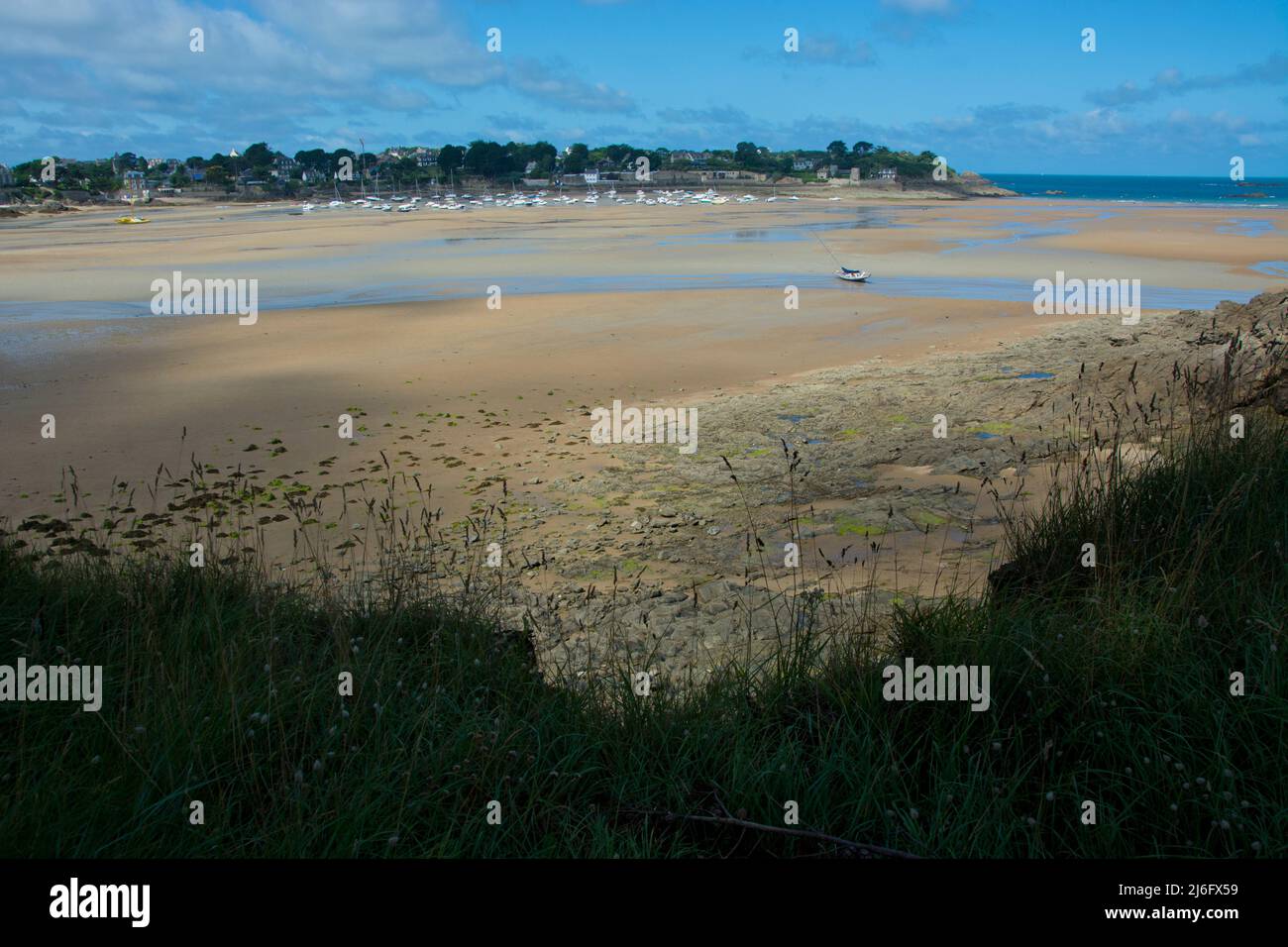 Ebbe in der Bucht von Lupin im Norden der Bretagne Foto de stock
