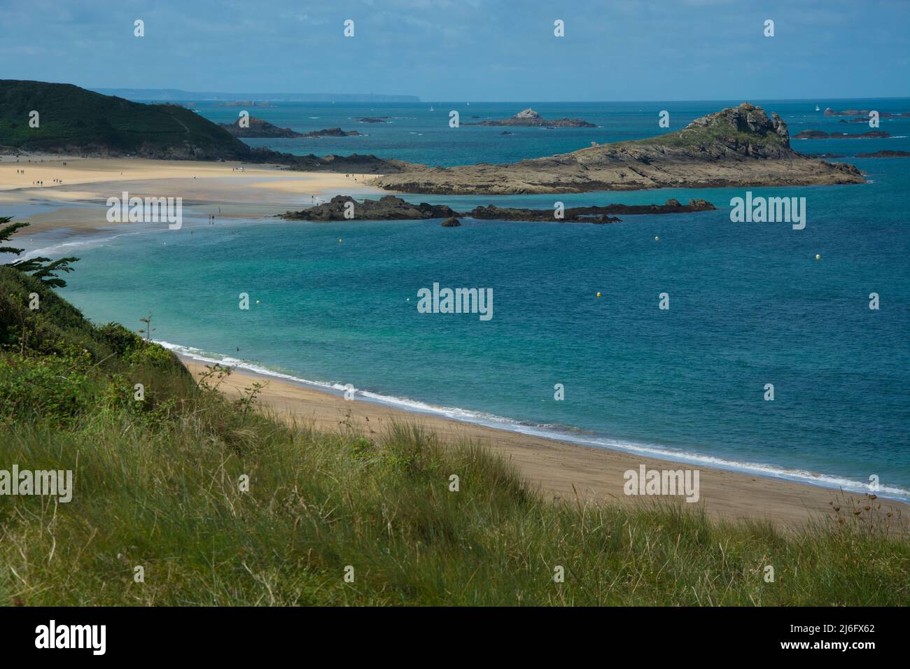 Weiter Strand an der Nordküste der Bretagne Foto de stock