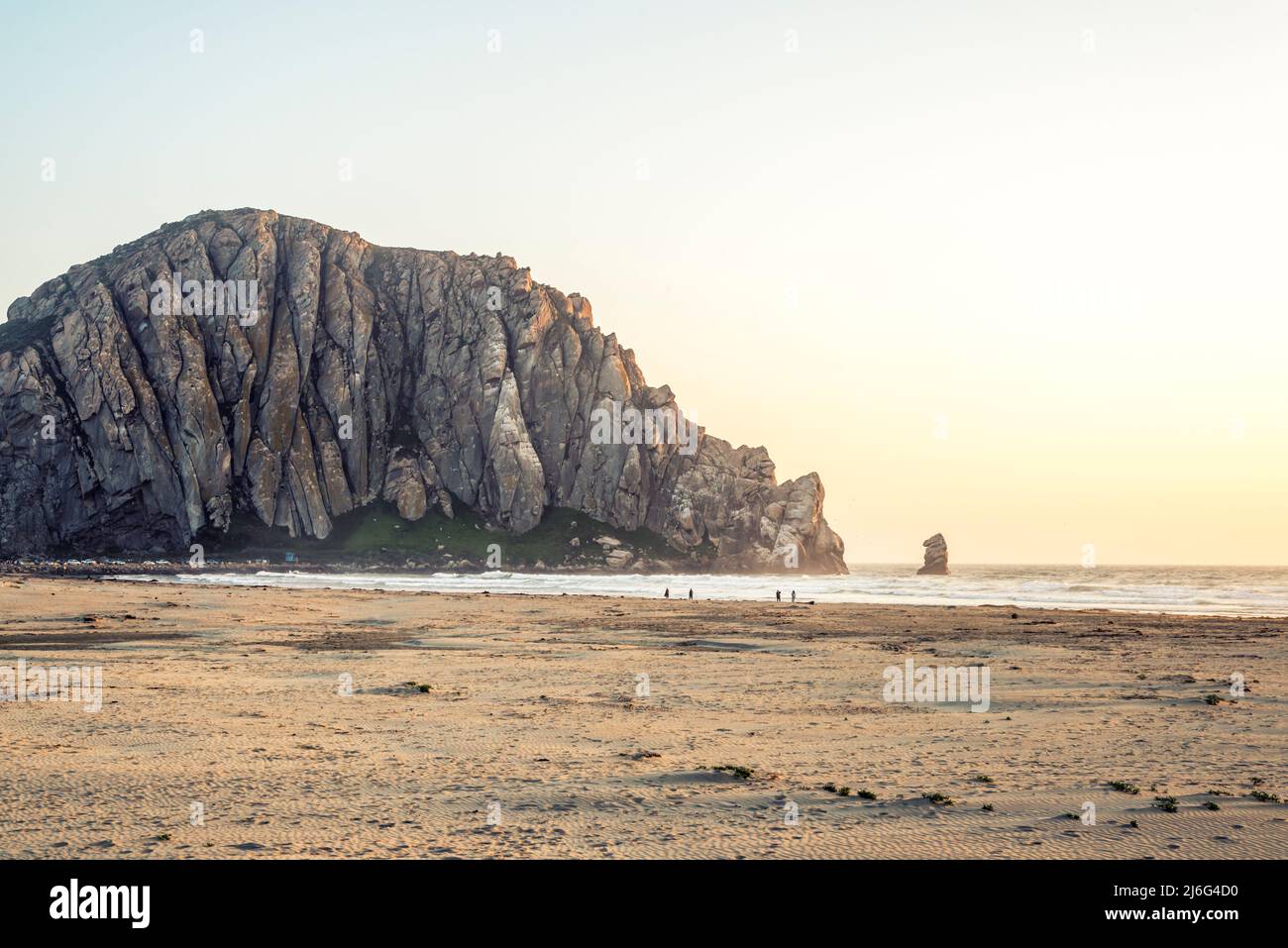 Puesta de sol costera desde la playa de Morro Rock. Morro Bay, California, Estados Unidos. Foto de stock