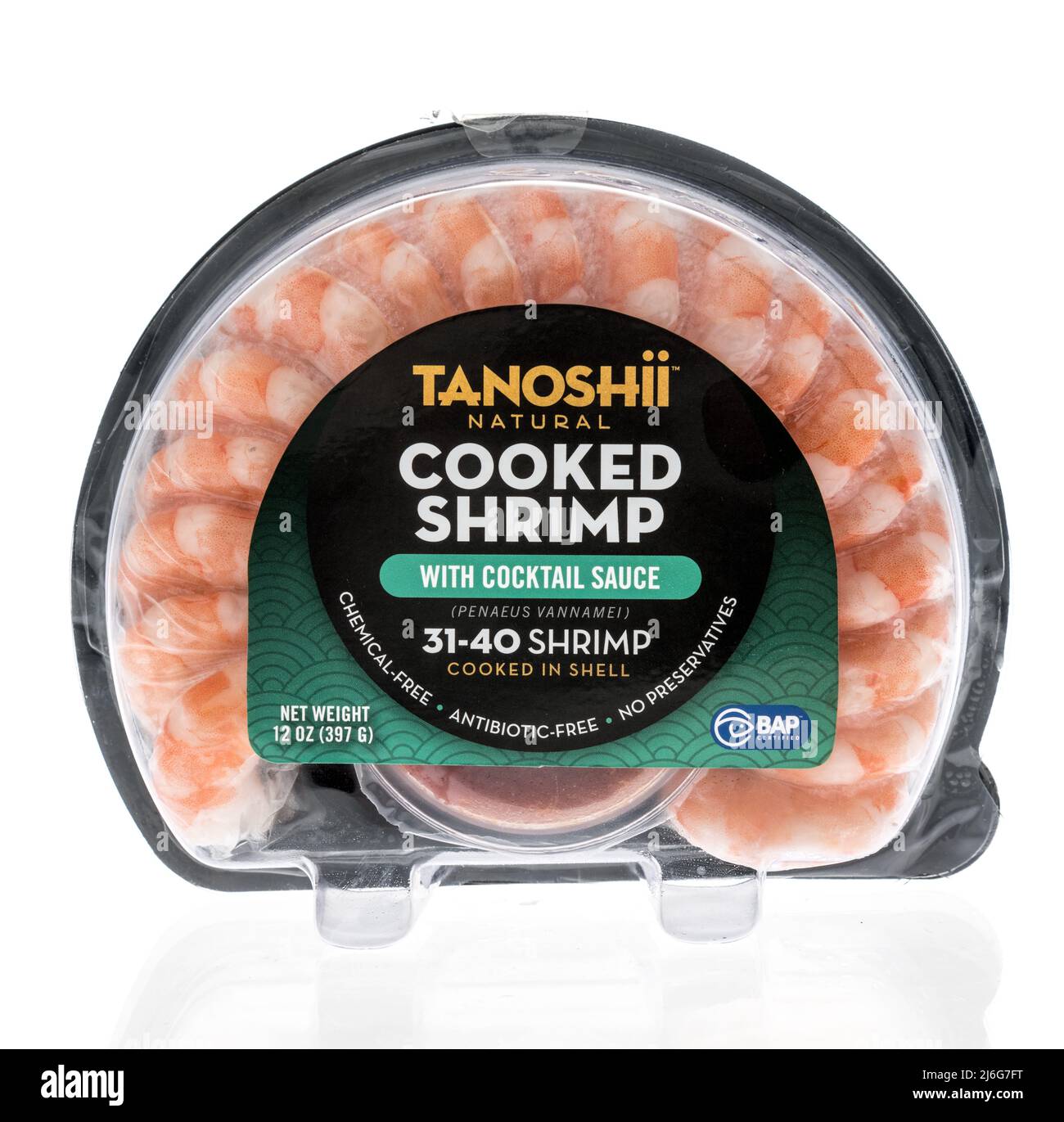 Winneconne, WI -23 de abril de 2022: Un paquete de camarones Tanoshii cocidos con salsa de cóctel sobre un fondo aislado Foto de stock