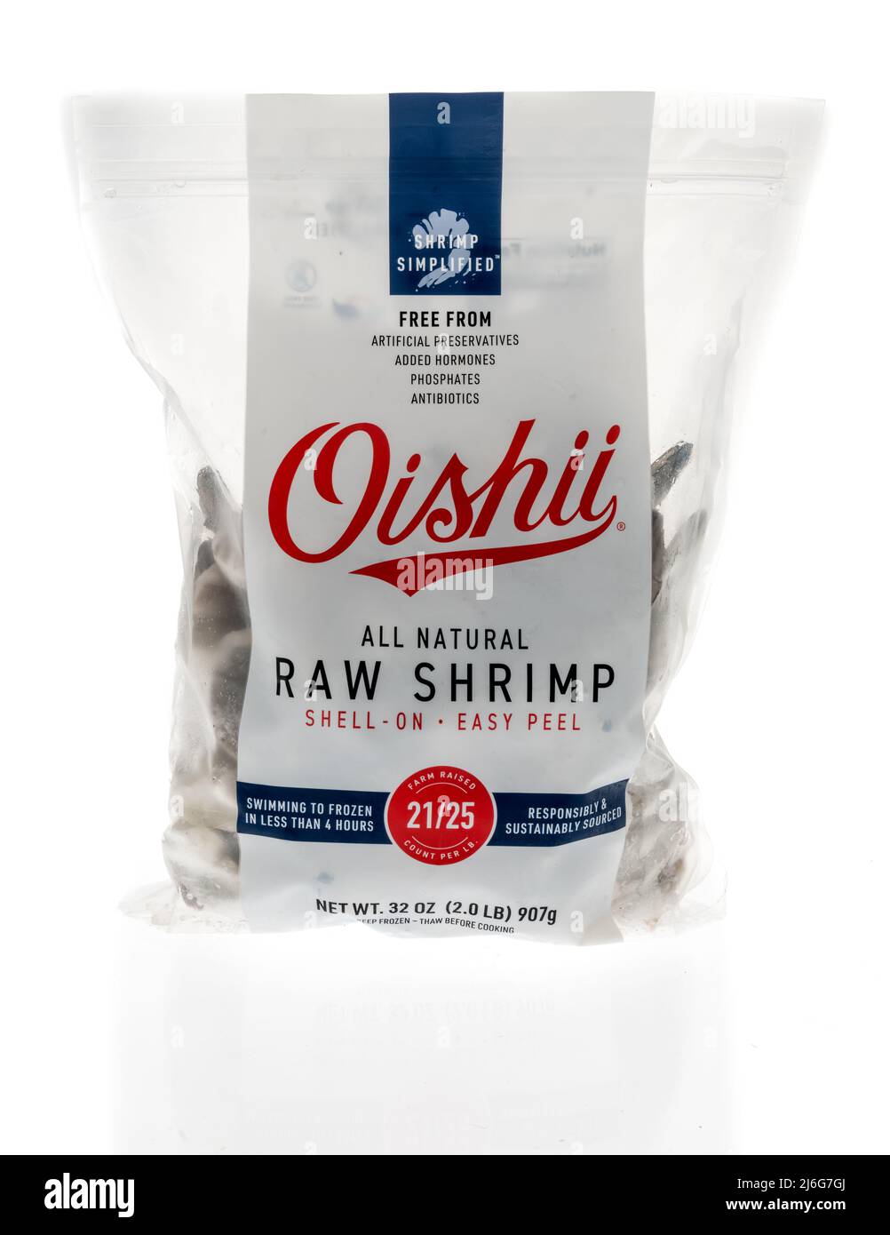 Winneconne, WI -23 de abril de 2022: Un paquete de camarón crudo Oishii sobre un fondo aislado Foto de stock