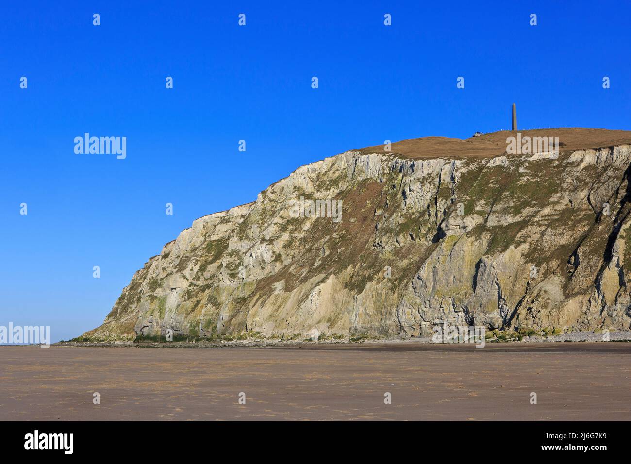 El Monumento a la Patrulla de Dover y la playa de Cap Blanc-Nez (Costa de Ópalo) en Pas-de-Calais, Francia Foto de stock