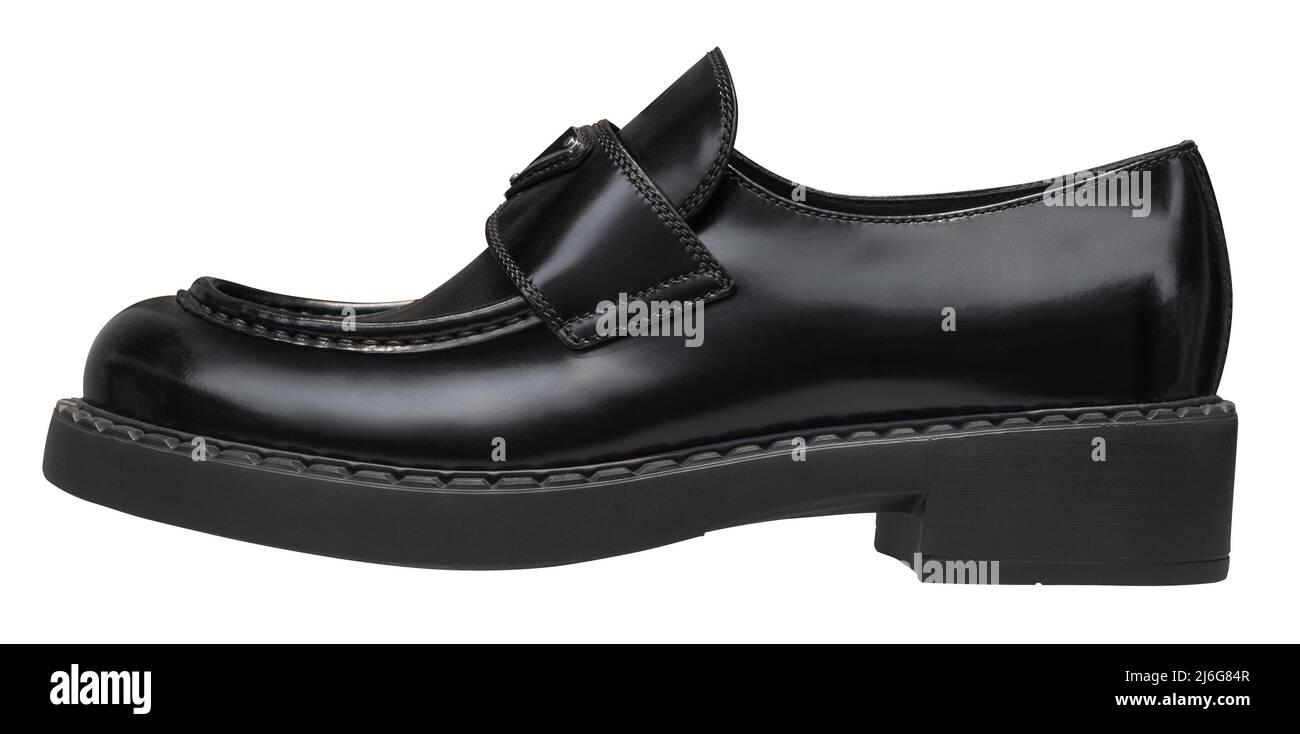 Zapatos aislados de brogue o loafer de color negro liso sobre fondo blanco Foto de stock