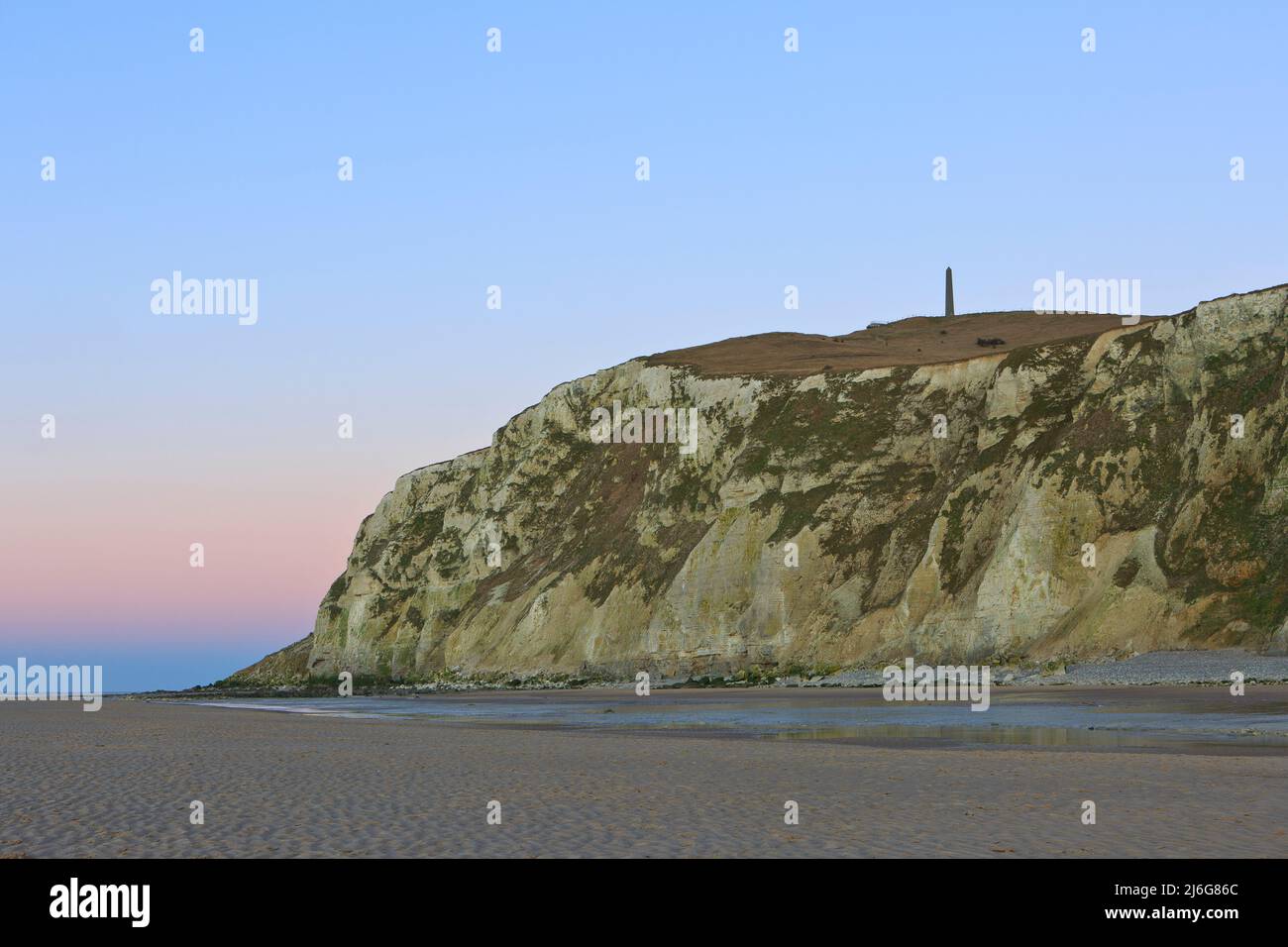 El Monumento a la Patrulla de Dover y la playa de Cap Blanc-Nez (Costa de Ópalo) en Pas-de-Calais, Francia al atardecer Foto de stock