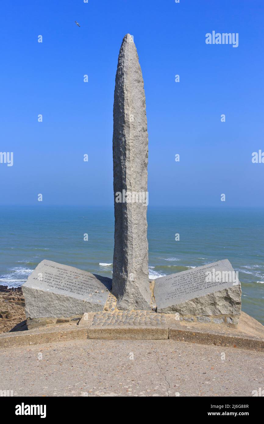 Monumento conmemorativo DE LA Segunda Guerra Mundial EN LOS acantilados de Pointe du Hoc y en Cricqueville-en-Bessin (Calvados) en Normandía, Francia en un hermoso día de primavera Foto de stock