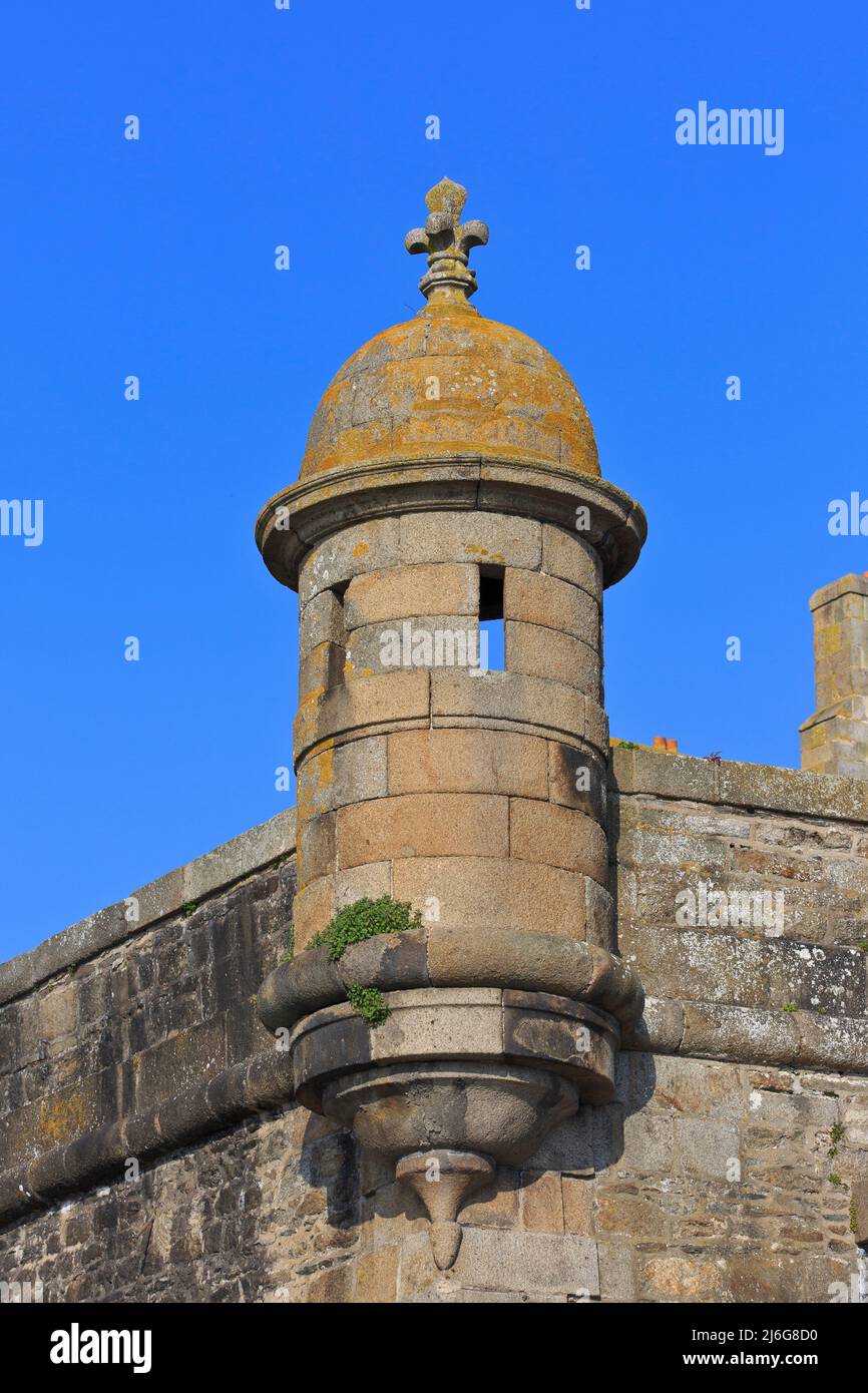Una torre de vigilancia con una decoración de flor de lis en su azotea en las murallas medievales de Saint-Malo (Ille-et-Vilaine) en Bretaña, Francia Foto de stock