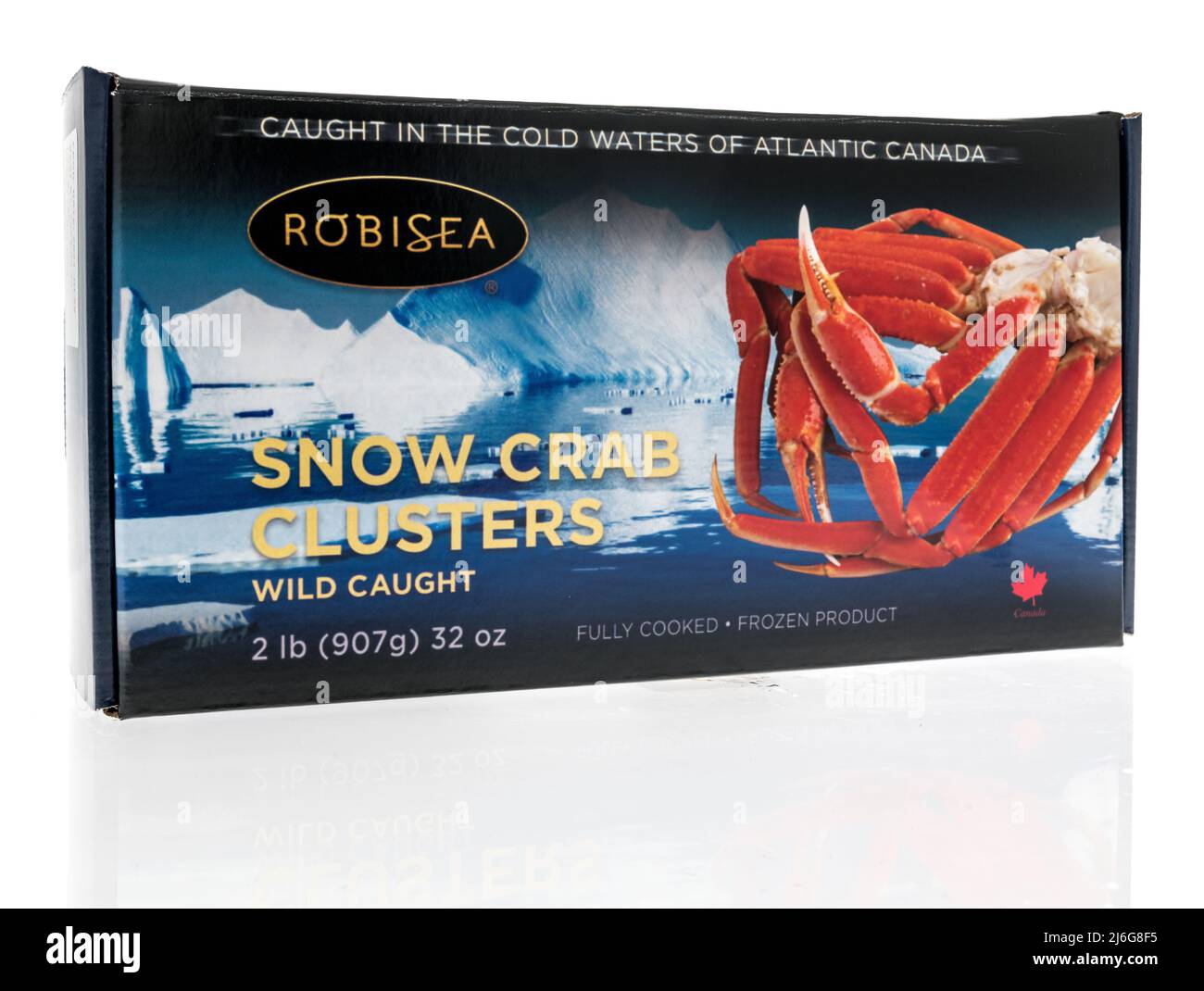 Winneconne, WI -23 de abril de 2022: Un paquete de racimos de cangrejos de nieve de Robisea sobre un fondo aislado Foto de stock
