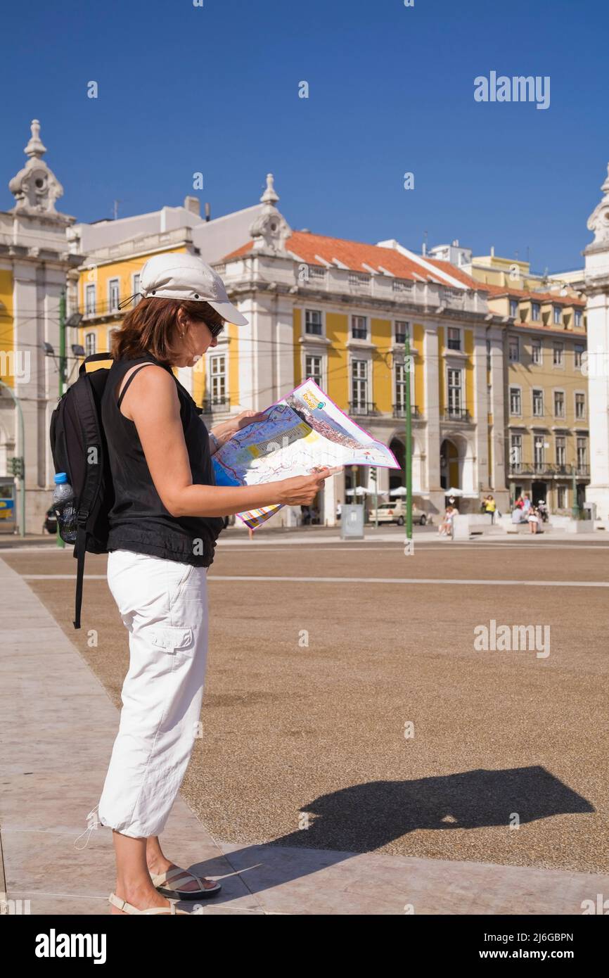 Mujer turista en la Plaza de Comercio o Praca do Commercio mirando el mapa  de la ciudad, Lisboa, Portugal, Europa Fotografía de stock - Alamy