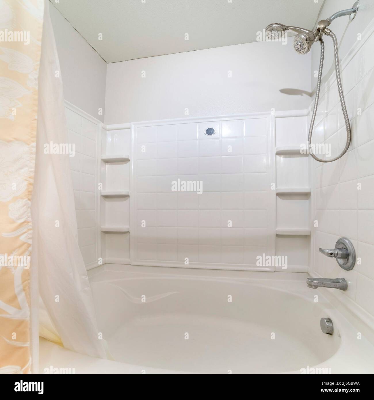 Bañera cuadrada y kit de ducha con estantes de esquina y dos cortinas de  ducha Fotografía de stock - Alamy