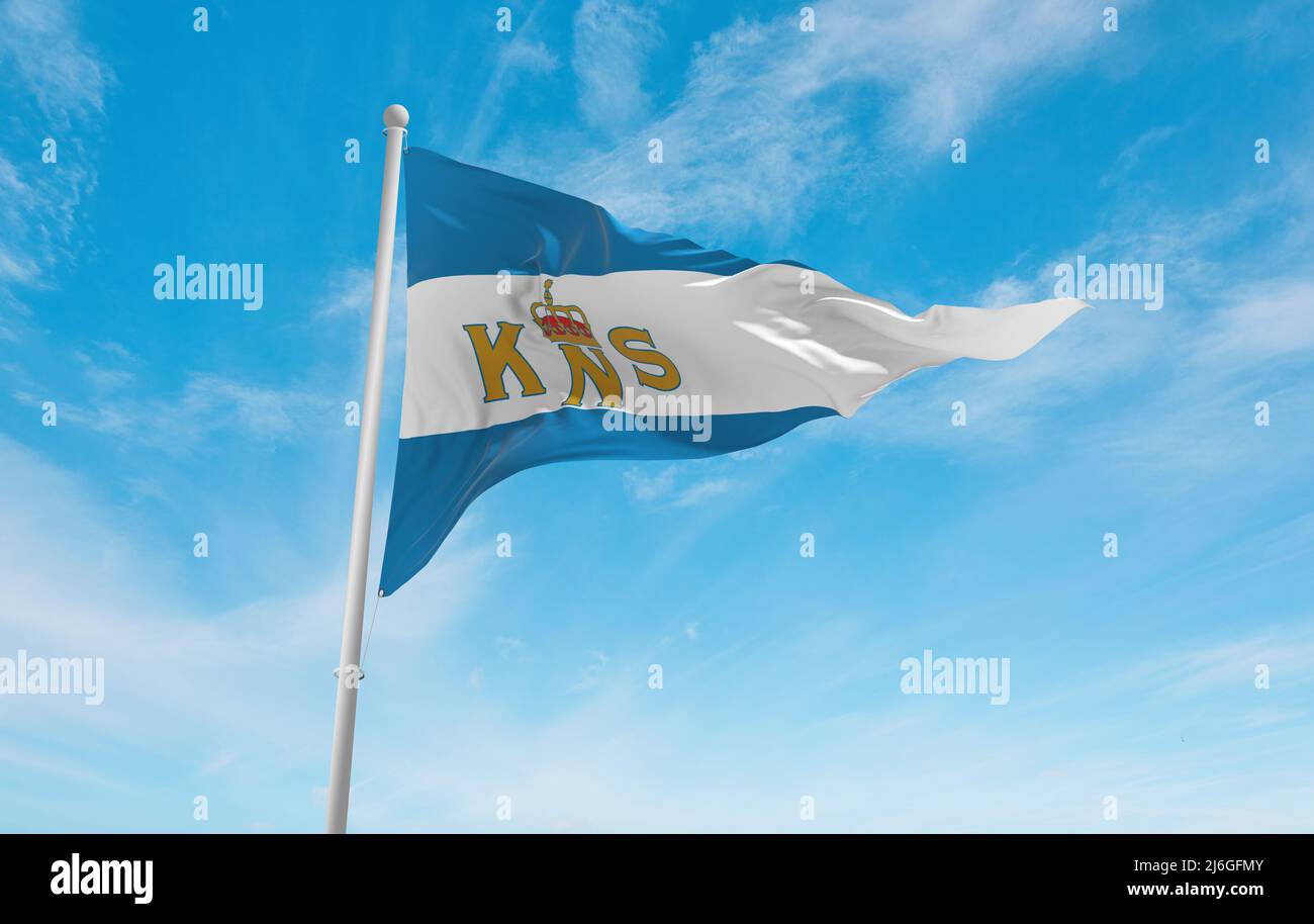 Bandera oficial de Kongelig Norsk Seilforening , Noruega en el cielo nublado fondo al atardecer, vista panorámica. Concepto de viaje y patriota noruego. Copia s Foto de stock