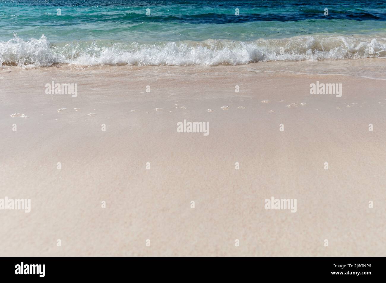 Playa Loedi de arena blanca en la isla Rote, provincia de Nusa Tenggara, Indonesia. Con espacio. Foto de stock