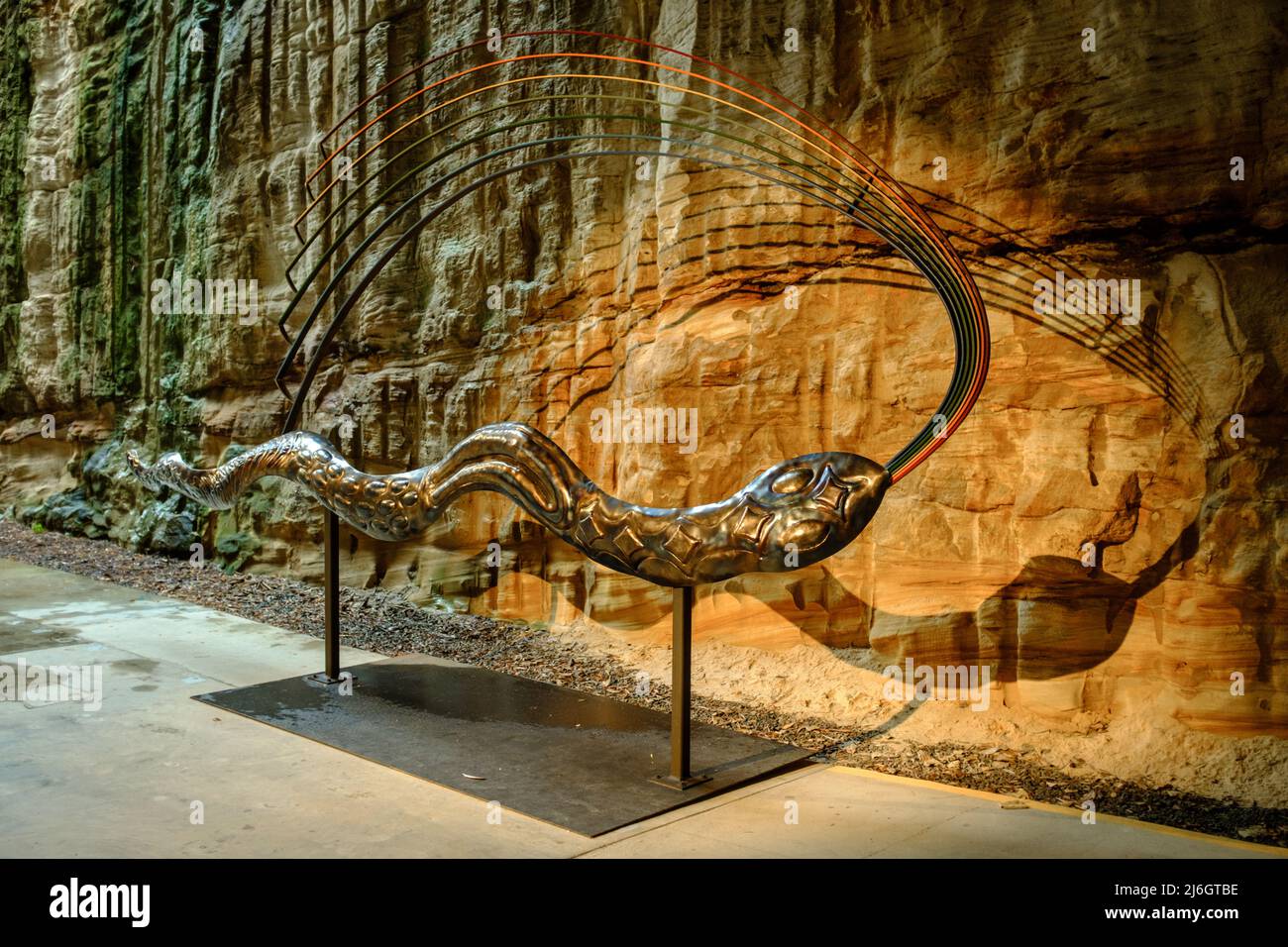 Save Our Ngatji (Rainbow Serpents), de Badger Bates, en colaboración con Matt Mewburn y Eveleigh Works, Sydney Biennale 2022, Rivus, Exhibition at Foto de stock