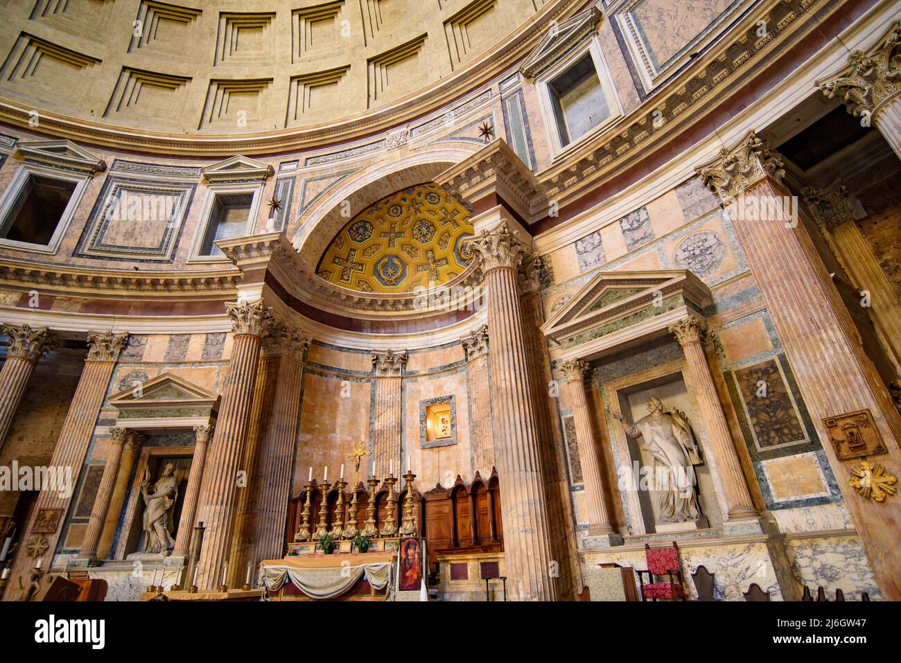 Alter of Pantheon, un antiguo templo romano y una iglesia católica, en Roma, Italia Foto de stock