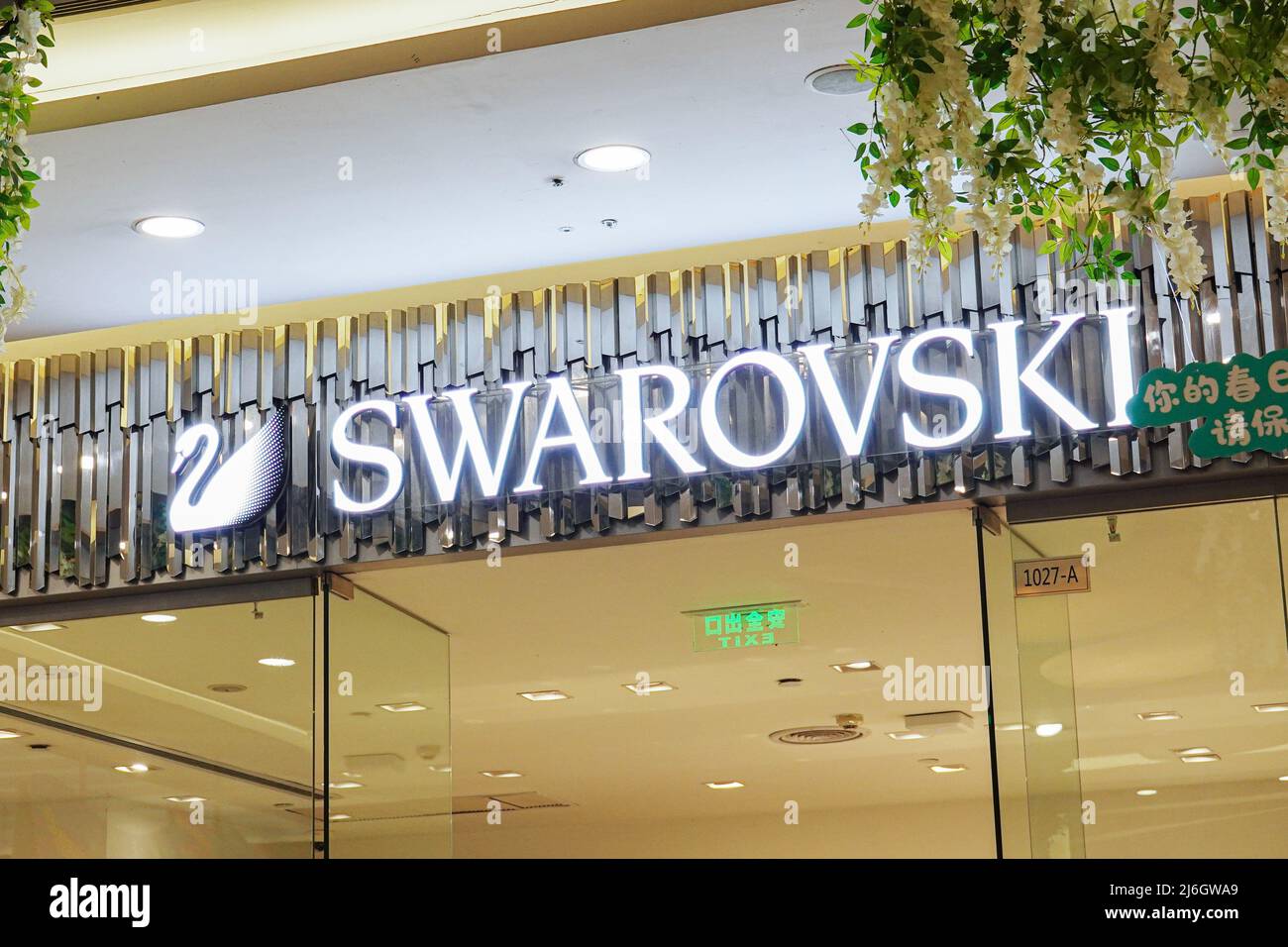 29 de abril de 2022, Changzhou, China: Una tienda Swarovski está abierta en  el centro comercial. (Imagen de crédito: © Sheldon Cooper/SOPA Images via  ZUMA Press Wire Fotografía de stock - Alamy