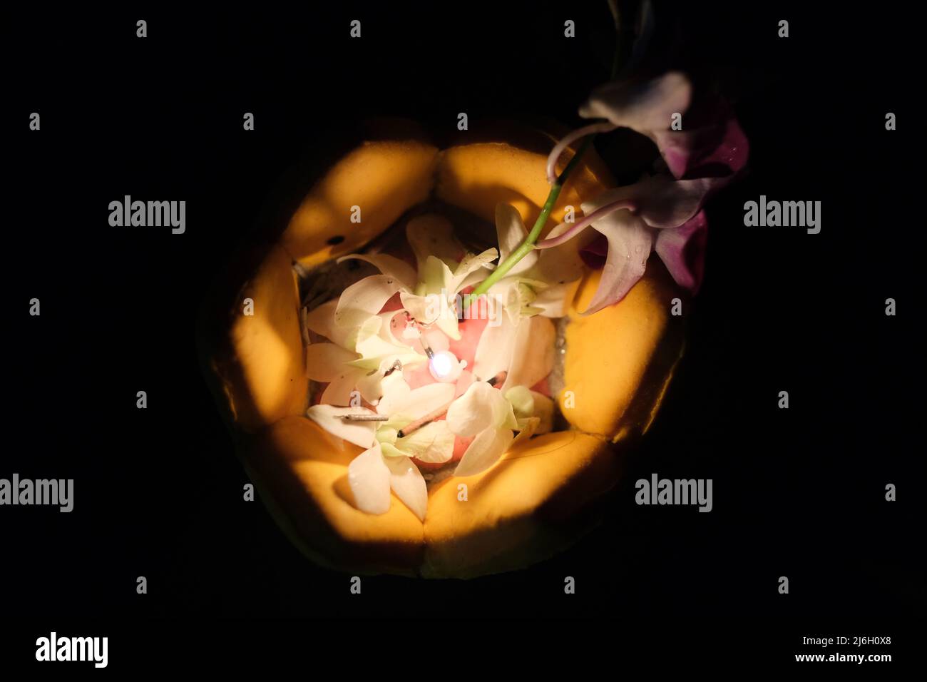 Krathong, una cesta decorada con flores y velas o palos de incienso, listo para ser lanzado al mar en una noche de Loy Krathong en Tailandia Foto de stock
