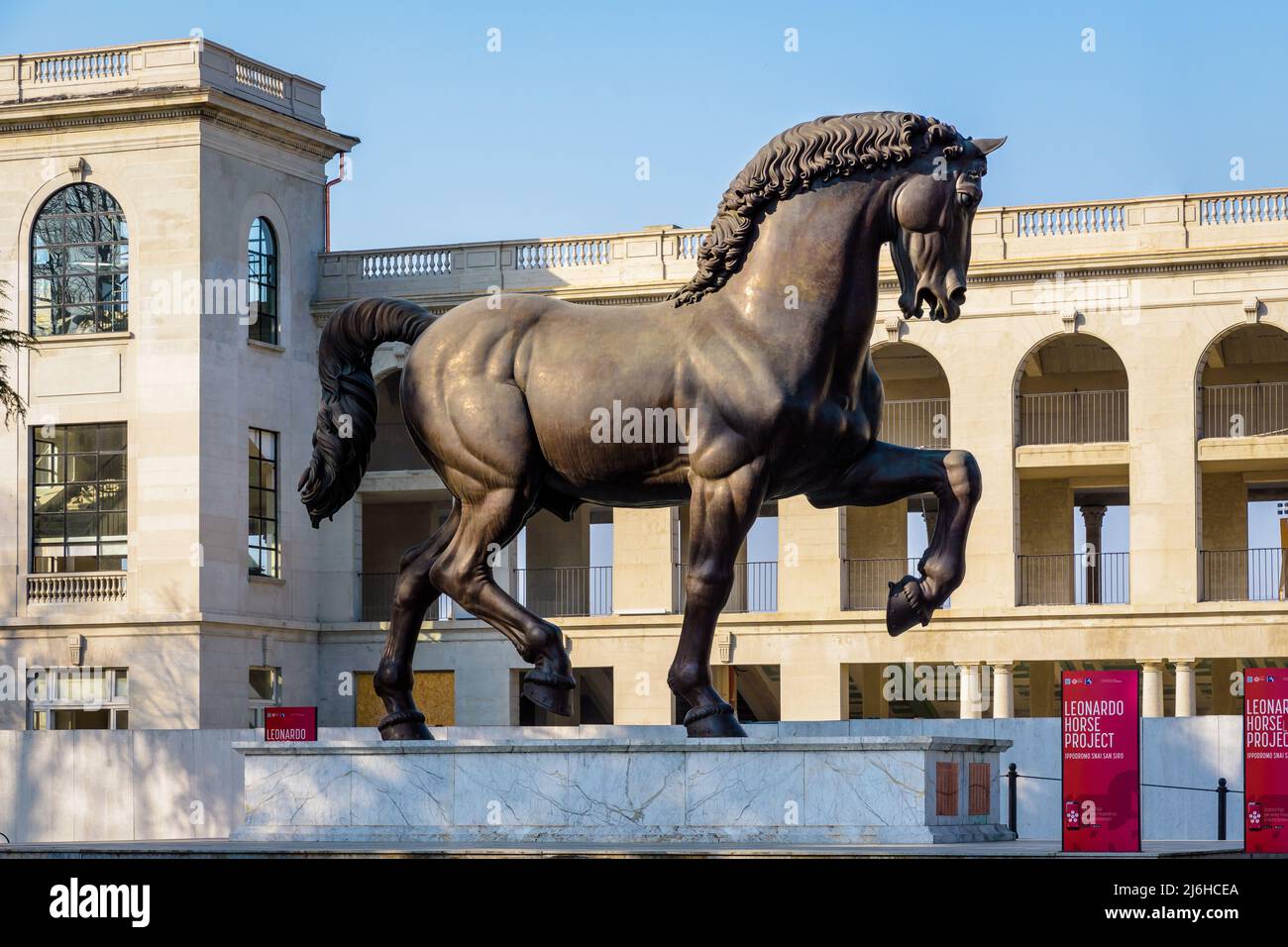 El caballo de Leonardo (Cavallo di Leonardo) es una moderna estatua de bronce después de la obra de Leonardo da Vinci, expuesta en Milán, Italia. Foto de stock