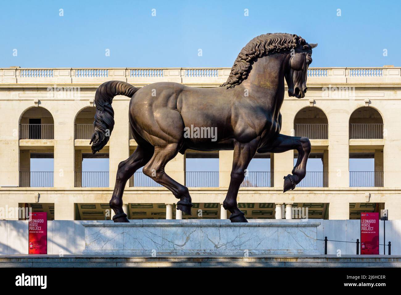 El caballo de Leonardo (Cavallo di Leonardo) es una moderna estatua de bronce después de la obra de Leonardo da Vinci, expuesta en Milán, Italia. Foto de stock