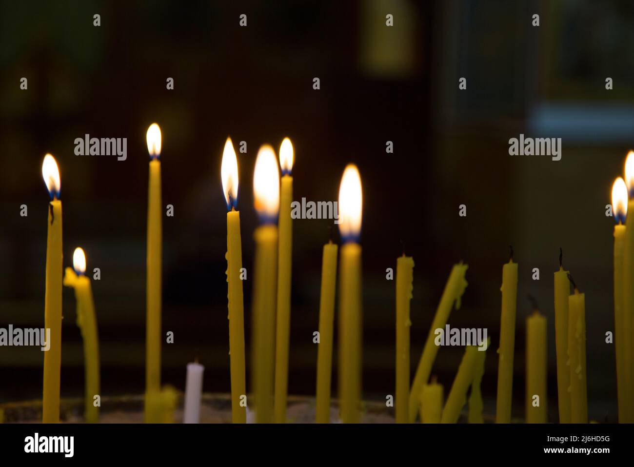 Iluminado de velas de cera en una iglesia ardiendo en el crepúsculo Foto de stock