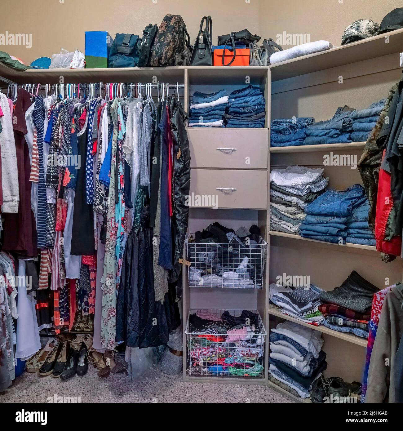 Walk closet organized clothing fotografías e imágenes de alta resolución -  Alamy