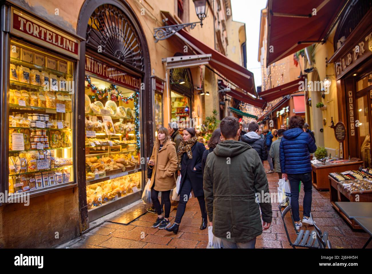 Gente caminando por la calle en el casco antiguo de Bolonia, Italia Foto de stock