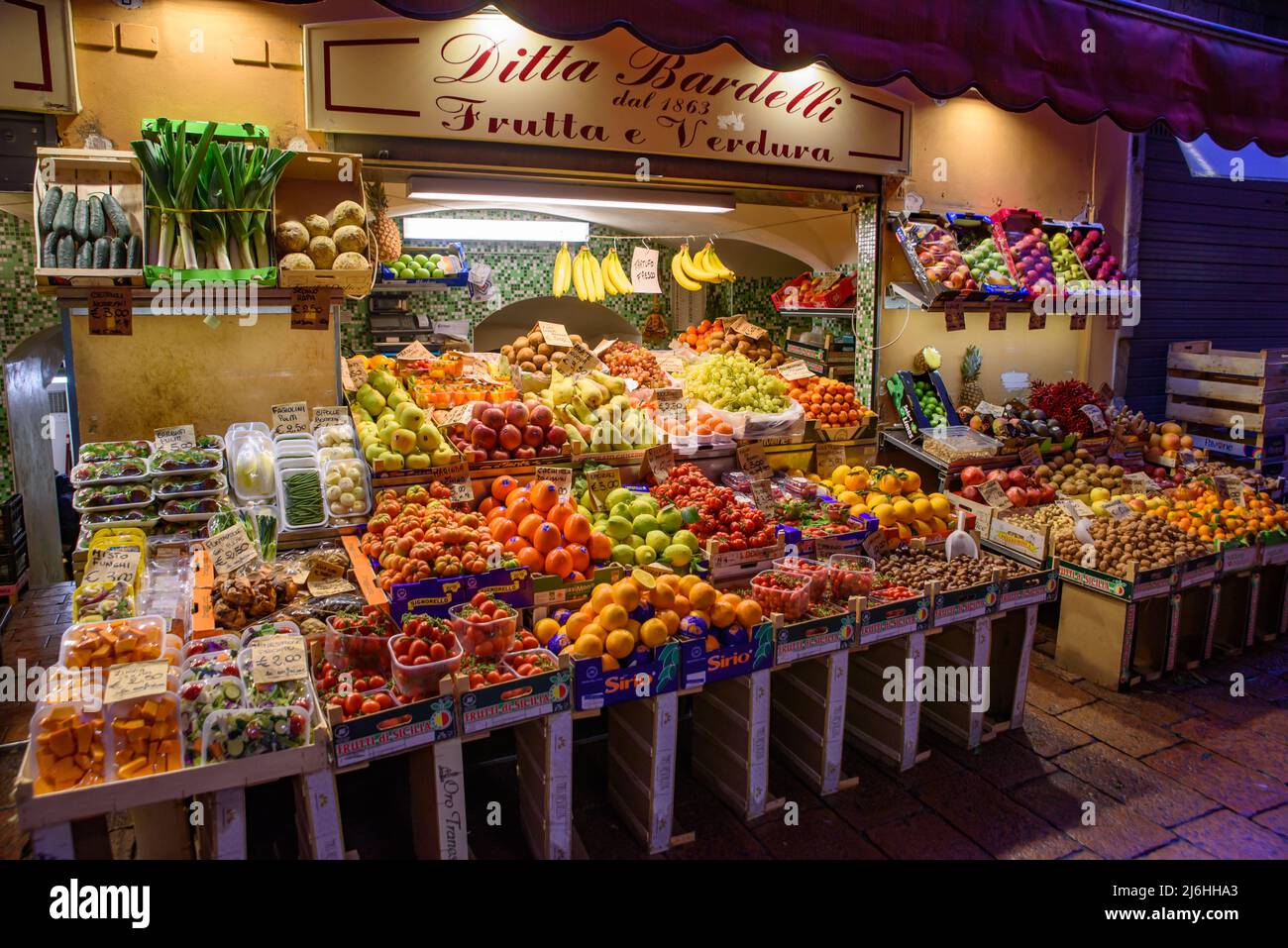 Puesto de verduras y frutas en Bolonia, Italia Foto de stock