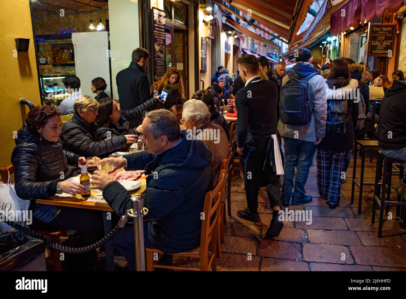 Gente comiendo y bebiendo en la calle en Bolonia, Italia Foto de stock