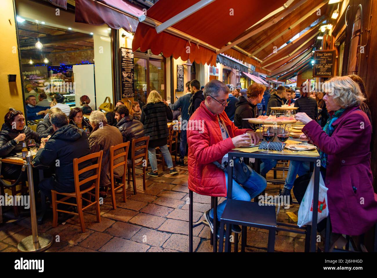 Gente comiendo y bebiendo en la calle en Bolonia, Italia Foto de stock